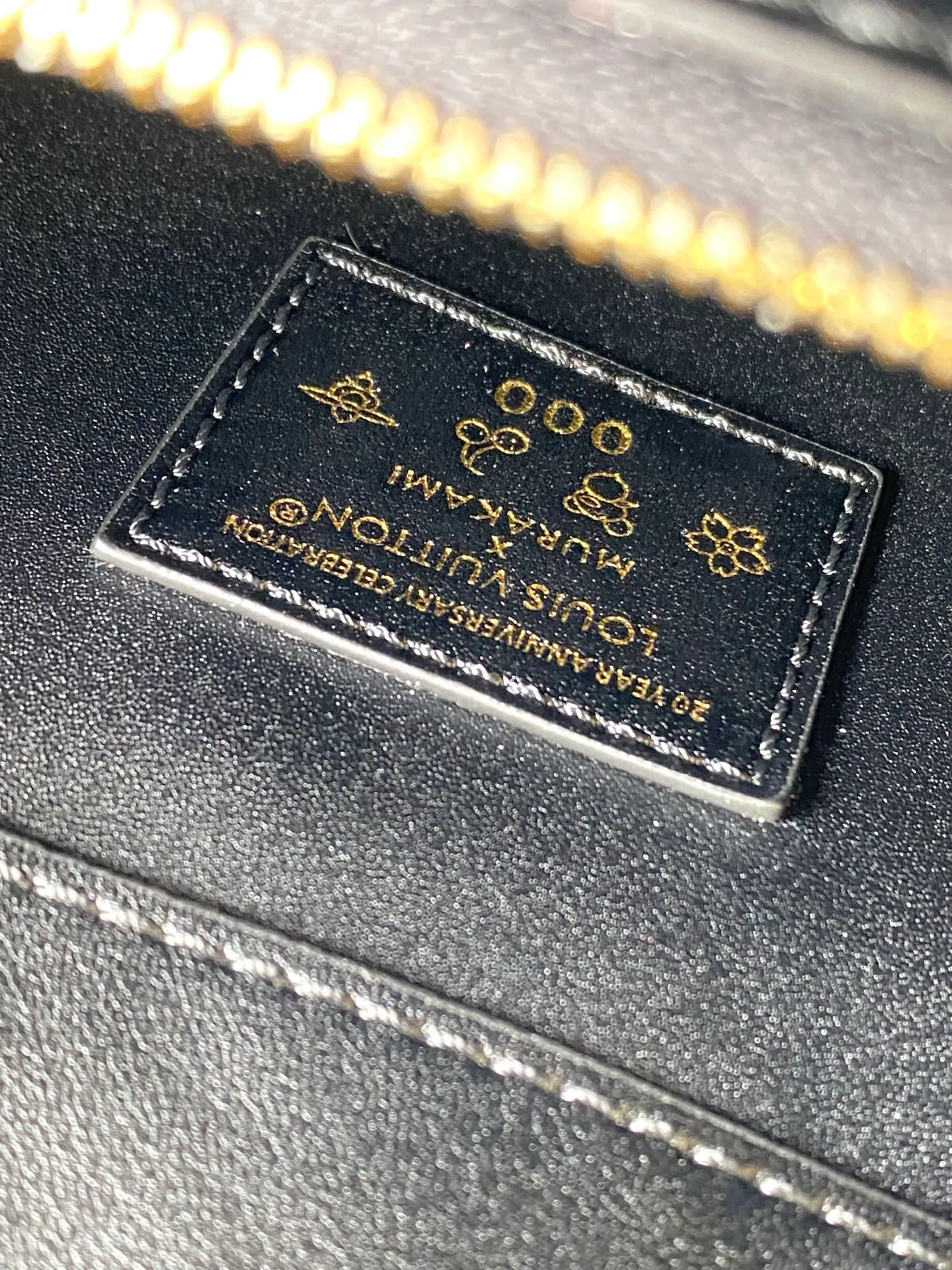 💰2480 Premium Original Leather M14295 Small Black Leather This Capucines mini handbag meets the eye-catching details of the Louis Vuitton×Takashi Murakami replica series, and uses fresh elements to highlight the trendy style. The rattan bag body complements the handles, woven shoulder straps and LV letters, and the top flap is delicately embellished with cherry patterns. Dimensions: 18 × 27 × 9 cm