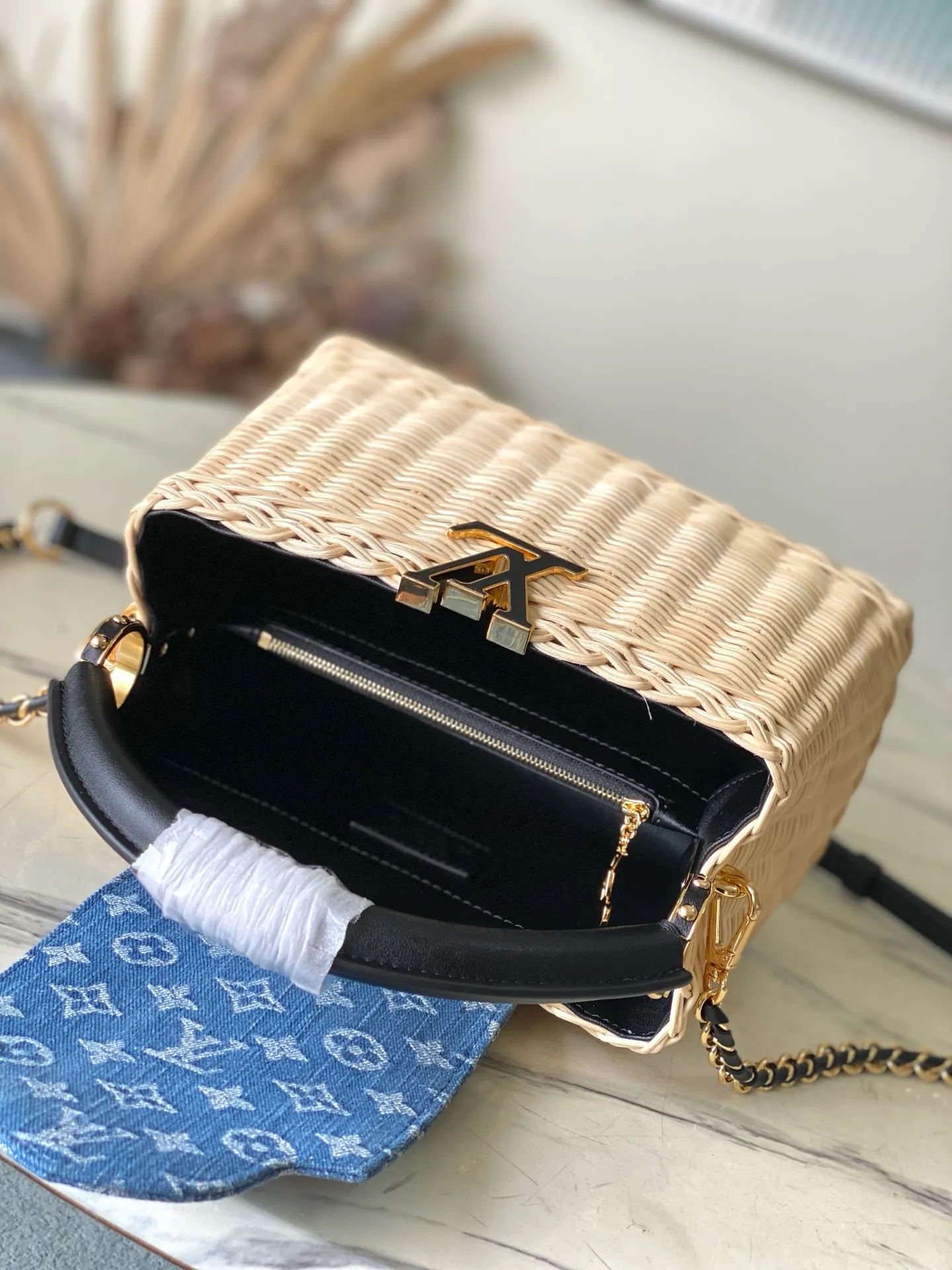 💰2480 Premium Original Leather M14295 Small Black Leather This Capucines mini handbag meets the eye-catching details of the Louis Vuitton×Takashi Murakami replica series, and uses fresh elements to highlight the trendy style. The rattan bag body complements the handles, woven shoulder straps and LV letters, and the top flap is delicately embellished with cherry patterns. Dimensions: 18 × 27 × 9 cm