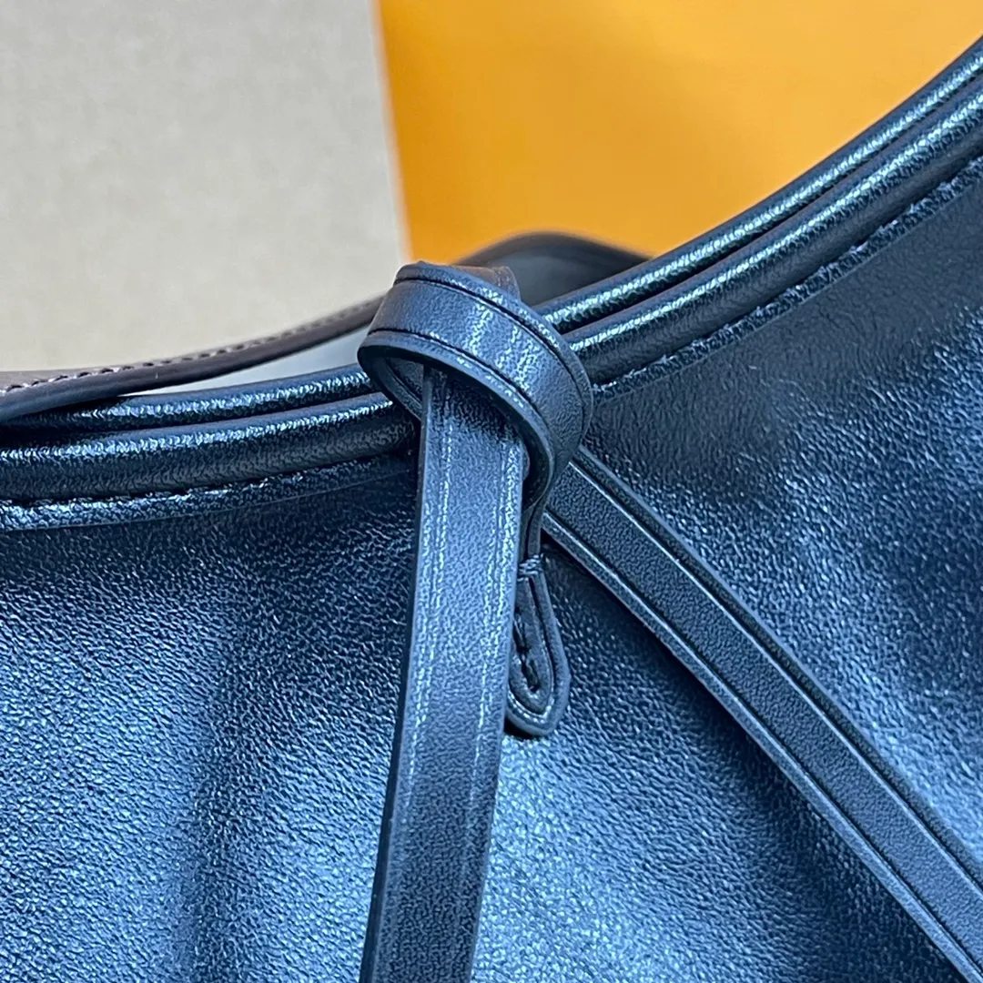 [Upgraded version] P560💰 Comes with complete packaging💕M24861 CarrvAll Dark small handbag is made of soft sheep leather to create a fashionable and lazy silhouette, adding eye-catching appearance to the 2024 spring and summer show style. The polished metal parts and the tactile micro-wrinkle texture complement each other. Ample space can accommodate a variety of daily necessities, making it a good travel companion. Size: 33.5*23*15