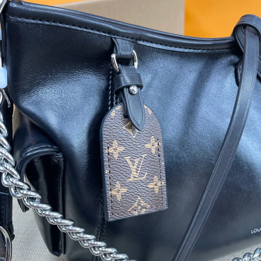 [Upgraded version] P560💰 Comes with complete packaging💕M24861 CarrvAll Dark small handbag is made of soft sheep leather to create a fashionable and lazy silhouette, adding eye-catching appearance to the 2024 spring and summer show style. The polished metal parts and the tactile micro-wrinkle texture complement each other. Ample space can accommodate a variety of daily necessities, making it a good travel companion. Size: 33.5*23*15