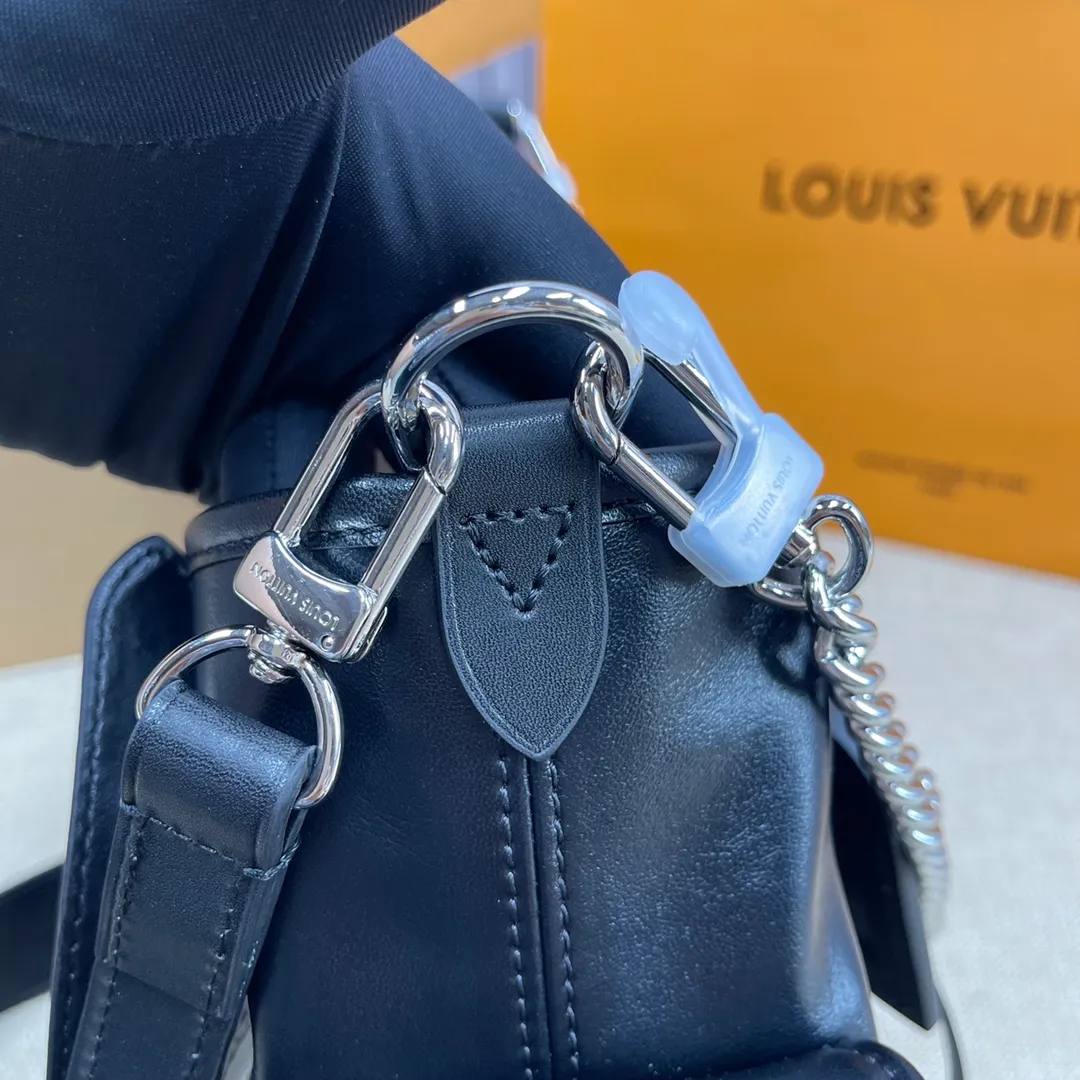 [Upgraded version] P560💰 Comes with complete packaging💕M24861 CarrvAll Dark small handbag is made of soft sheep leather to create a fashionable and lazy silhouette, adding eye-catching appearance to the 2024 spring and summer show style. The polished metal parts and the tactile micro-wrinkle texture complement each other. Ample space can accommodate a variety of daily necessities, making it a good travel companion. Size: 33.5*23*15