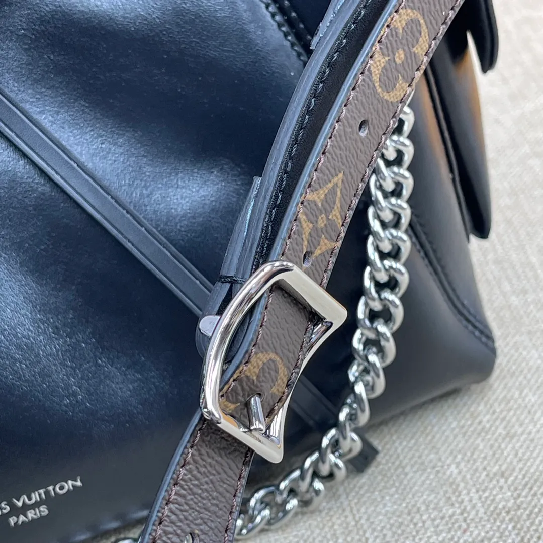 [Upgraded version] P560💰 Comes with complete packaging💕M24861 CarrvAll Dark small handbag is made of soft sheep leather to create a fashionable and lazy silhouette, adding eye-catching appearance to the 2024 spring and summer show style. The polished metal parts and the tactile micro-wrinkle texture complement each other. Ample space can accommodate a variety of daily necessities, making it a good travel companion. Size: 33.5*23*15