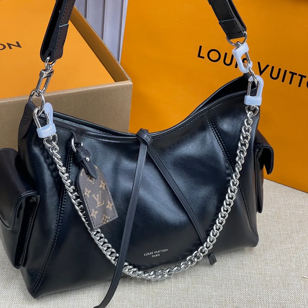 [Upgraded version] P560💰 Comes with complete packaging💕M24861 CarrvAll Dark small handbag is made of soft sheep leather to create a fashionable and lazy silhouette, adding eye-catching appearance to the 2024 spring and summer show style. The polished metal parts and the tactile micro-wrinkle texture complement each other. Ample space can accommodate a variety of daily necessities, making it a good travel companion. Size: 33.5*23*15