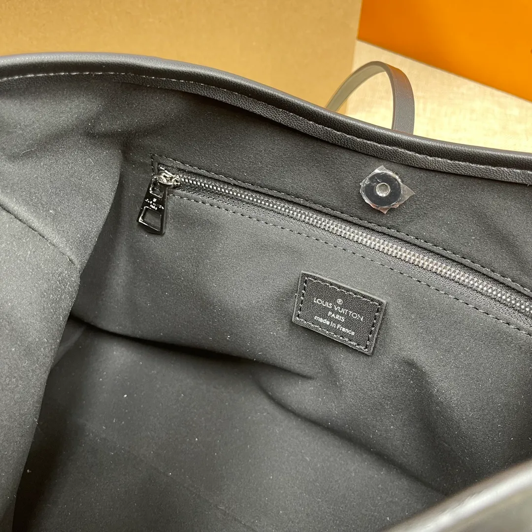 [Upgraded version] P560💰 Comes with complete packaging💕M24861 CarrvAll Dark small handbag is made of soft sheep leather to create a fashionable and lazy silhouette, adding eye-catching appearance to the 2024 spring and summer show style. The polished metal parts and the tactile micro-wrinkle texture complement each other. Ample space can accommodate a variety of daily necessities, making it a good travel companion. Size: 33.5*23*15