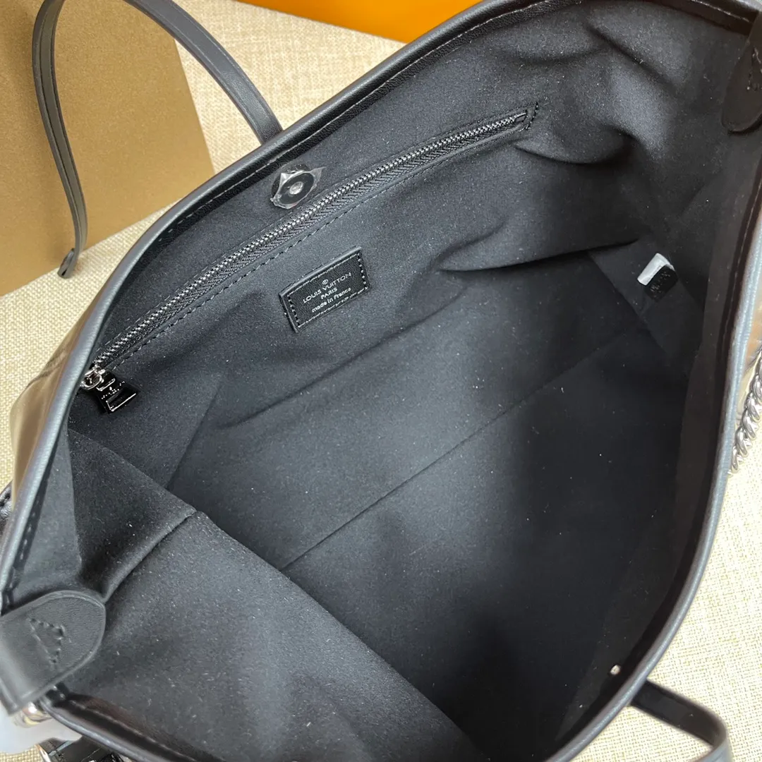 [Upgraded version] P560💰 Comes with complete packaging💕M24861 CarrvAll Dark small handbag is made of soft sheep leather to create a fashionable and lazy silhouette, adding eye-catching appearance to the 2024 spring and summer show style. The polished metal parts and the tactile micro-wrinkle texture complement each other. Ample space can accommodate a variety of daily necessities, making it a good travel companion. Size: 33.5*23*15