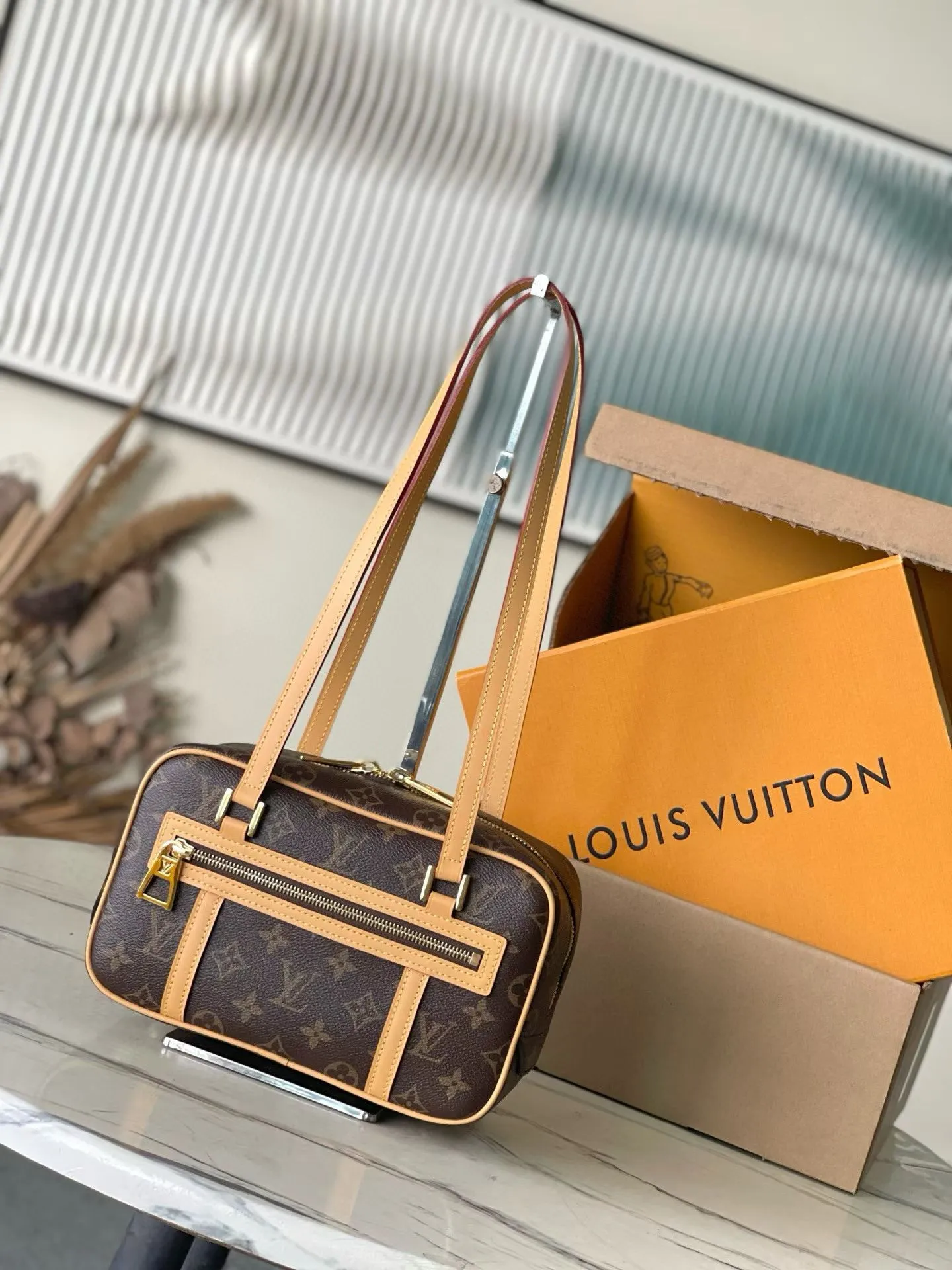 💰800 Top original order M46321 The second-hand series Cité handbag is modeled on the rectangular handbag of the same name from the Louis Vuitton collection, using Monogram canvas to create a soft structure. The long handle makes it easy to carry on the shoulder, and the leather side straps, zippered front pocket and large zipper pull add youthfulness. Size: 26 *16 *11 cm