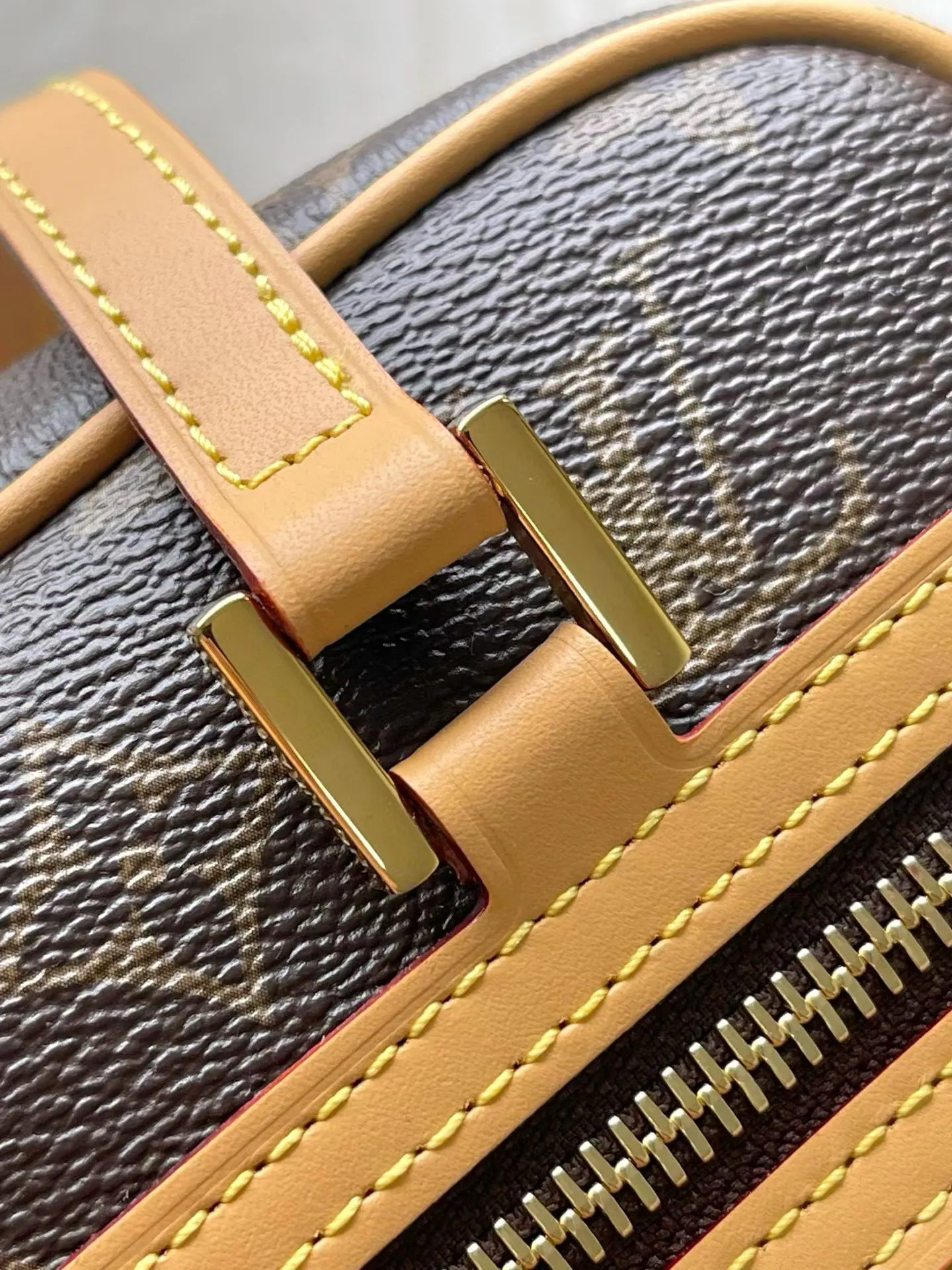 💰800 Top original order M46321 The second-hand series Cité handbag is modeled on the rectangular handbag of the same name from the Louis Vuitton collection, using Monogram canvas to create a soft structure. The long handle makes it easy to carry on the shoulder, and the leather side straps, zippered front pocket and large zipper pull add youthfulness. Size: 26 *16 *11 cm