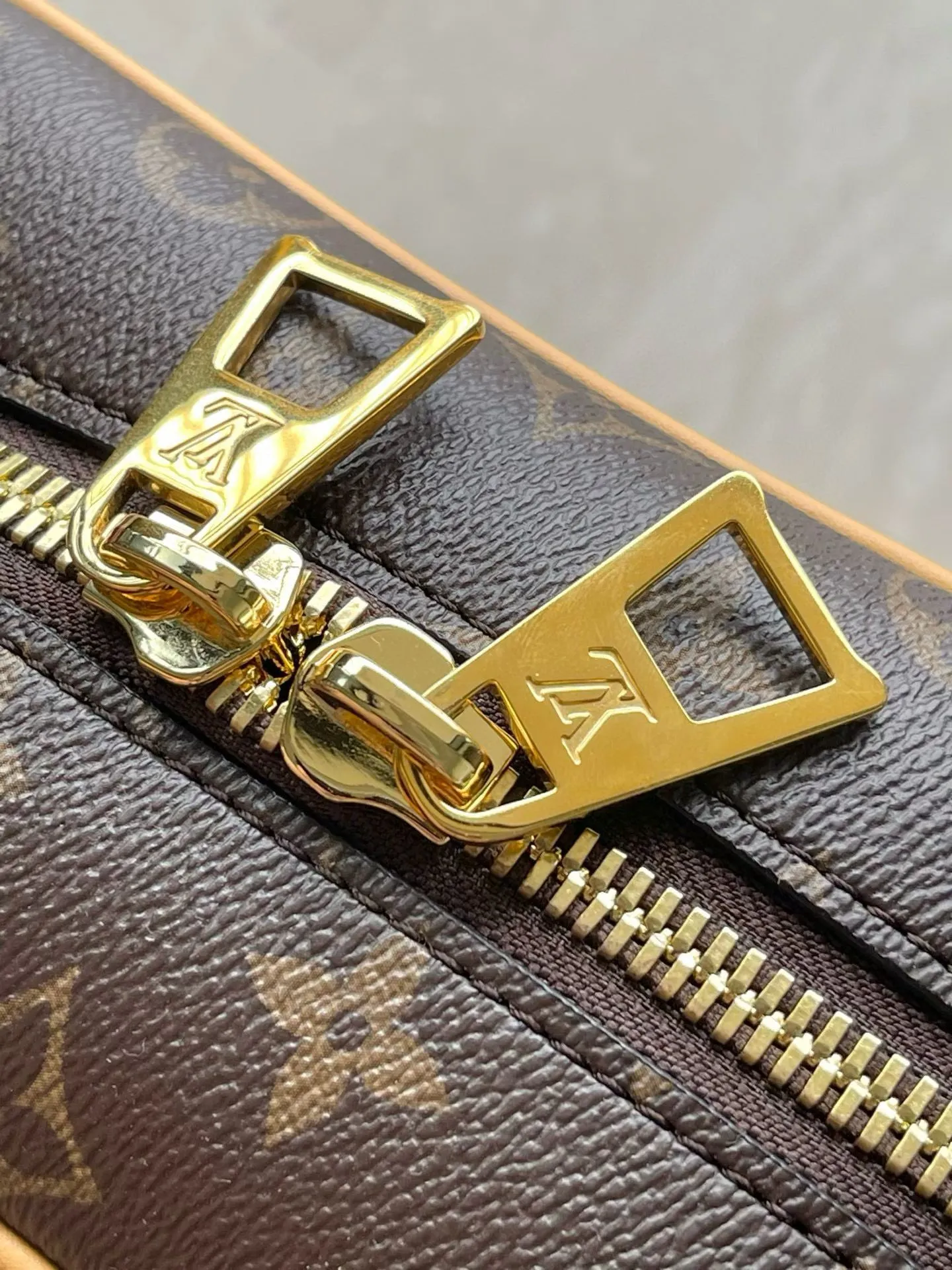 💰800 Top original order M46321 The second-hand series Cité handbag is modeled on the rectangular handbag of the same name from the Louis Vuitton collection, using Monogram canvas to create a soft structure. The long handle makes it easy to carry on the shoulder, and the leather side straps, zippered front pocket and large zipper pull add youthfulness. Size: 26 *16 *11 cm