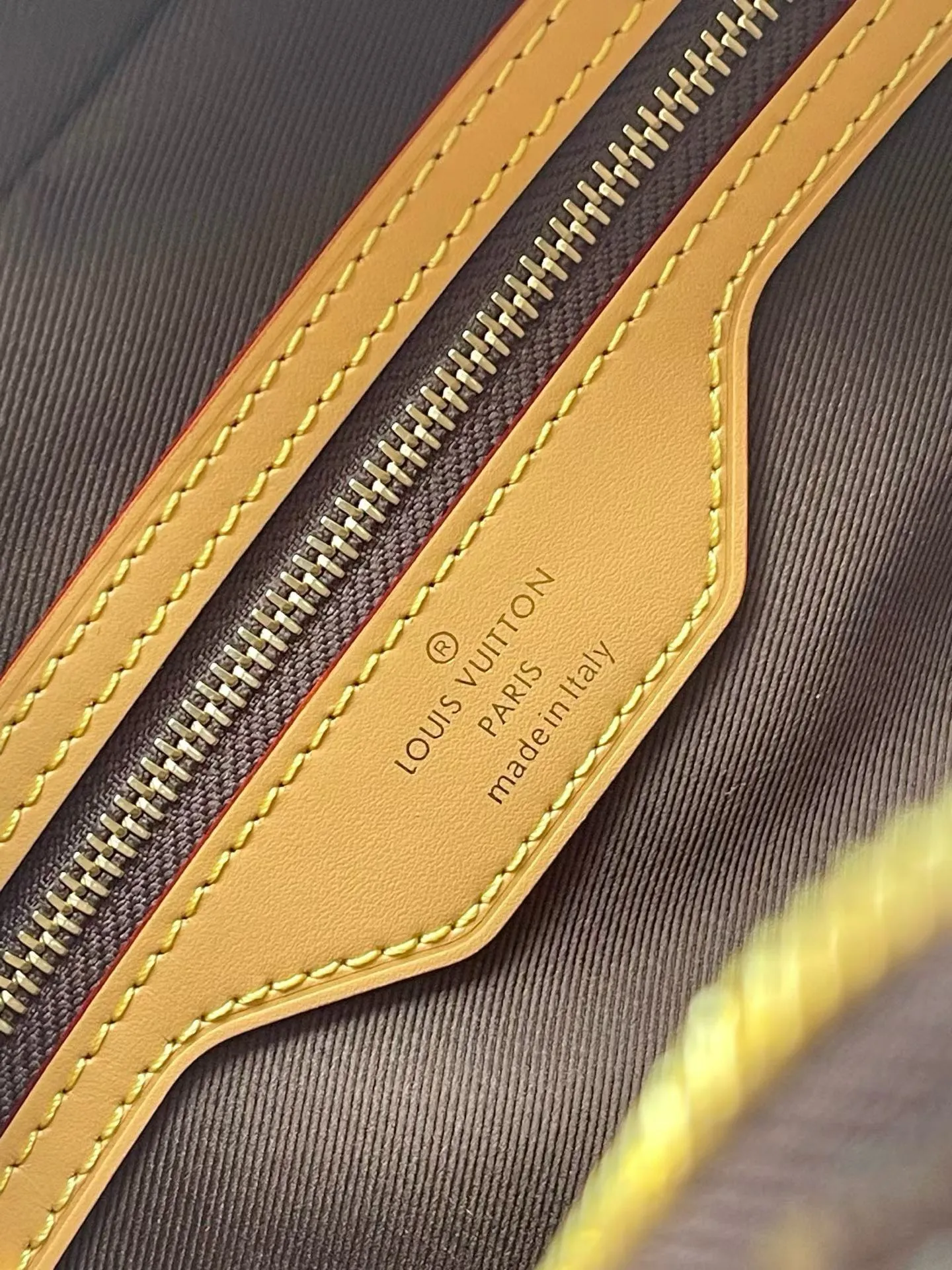 💰800 Top original order M46321 The second-hand series Cité handbag is modeled on the rectangular handbag of the same name from the Louis Vuitton collection, using Monogram canvas to create a soft structure. The long handle makes it easy to carry on the shoulder, and the leather side straps, zippered front pocket and large zipper pull add youthfulness. Size: 26 *16 *11 cm