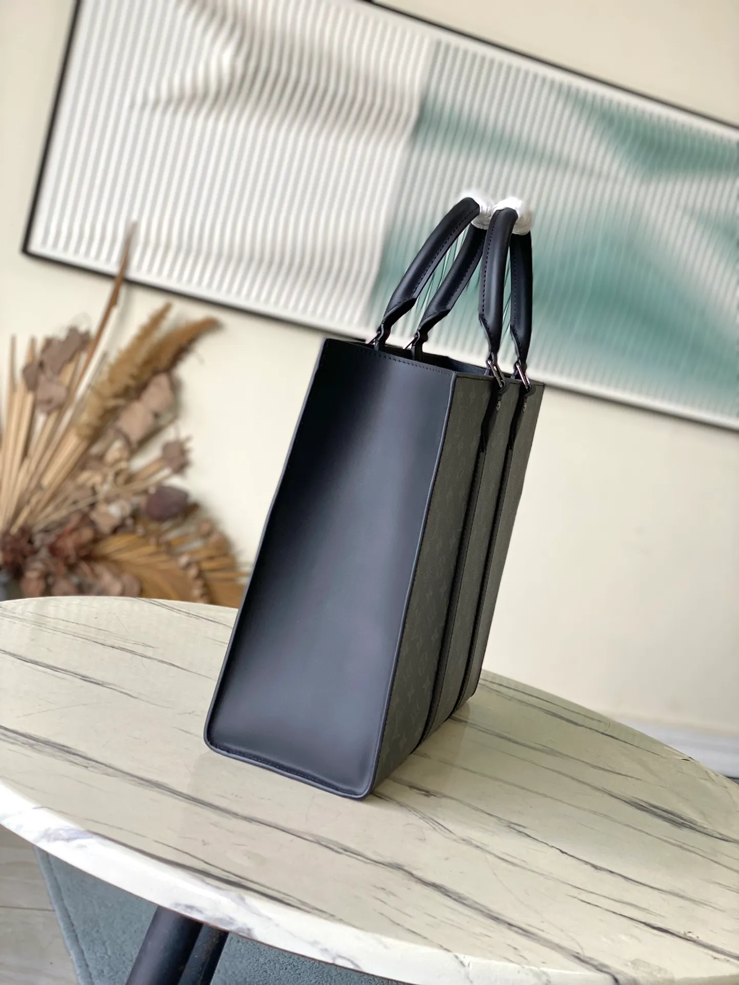 💰980 Top original order M47059 This Sac Plat 24H tote bag is made of Monogram embossed Taurllon Jm cow leather. It has a wide interior space with pockets and zippered inner pockets, which can safely store valuables. The short handle makes it easy to carry, while the long handle makes it easy to carry on the shoulder. Dimensions: 41 × 33 × 14 cm
