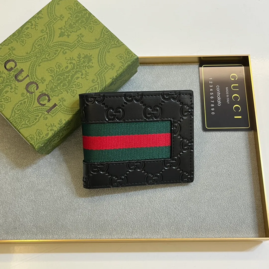 💰120 💎Upgraded original version 🇮🇹 Made with careful combination of the two most recognizable logos of the G family - GG pattern and webbing. This short wallet is made of GG Supreme premium cowhide with branded web stripes. Style number: 408827. Size: 11x9cm