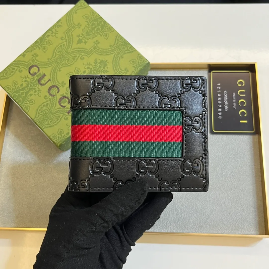 💰120 💎Upgraded original version 🇮🇹 Made with careful combination of the two most recognizable logos of the G family - GG pattern and webbing. This short wallet is made of GG Supreme premium cowhide with branded web stripes. Style number: 408827. Size: 11x9cm