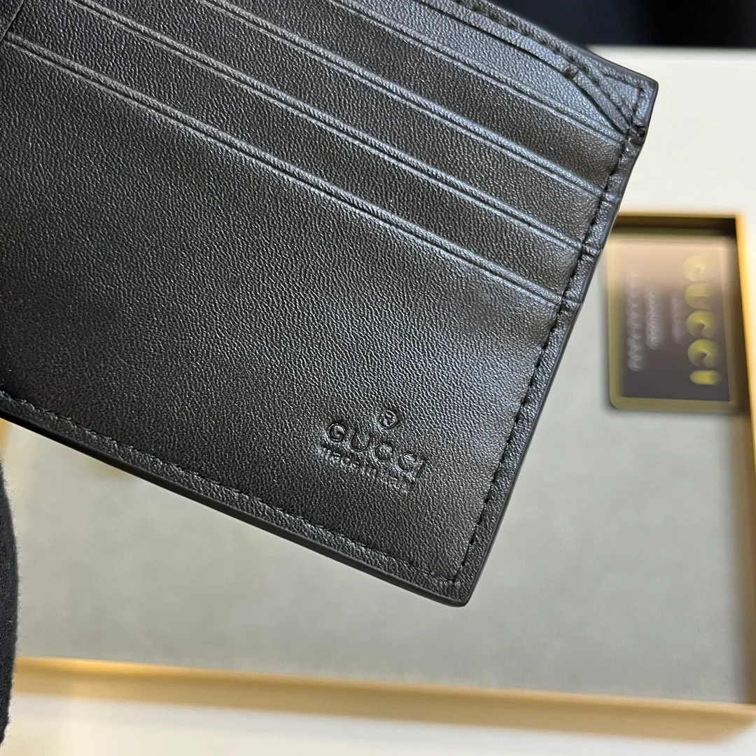 💰120 💎Upgraded original version 🇮🇹 Made with careful combination of the two most recognizable logos of the G family - GG pattern and webbing. This short wallet is made of GG Supreme premium cowhide with branded web stripes. Style number: 408827. Size: 11x9cm