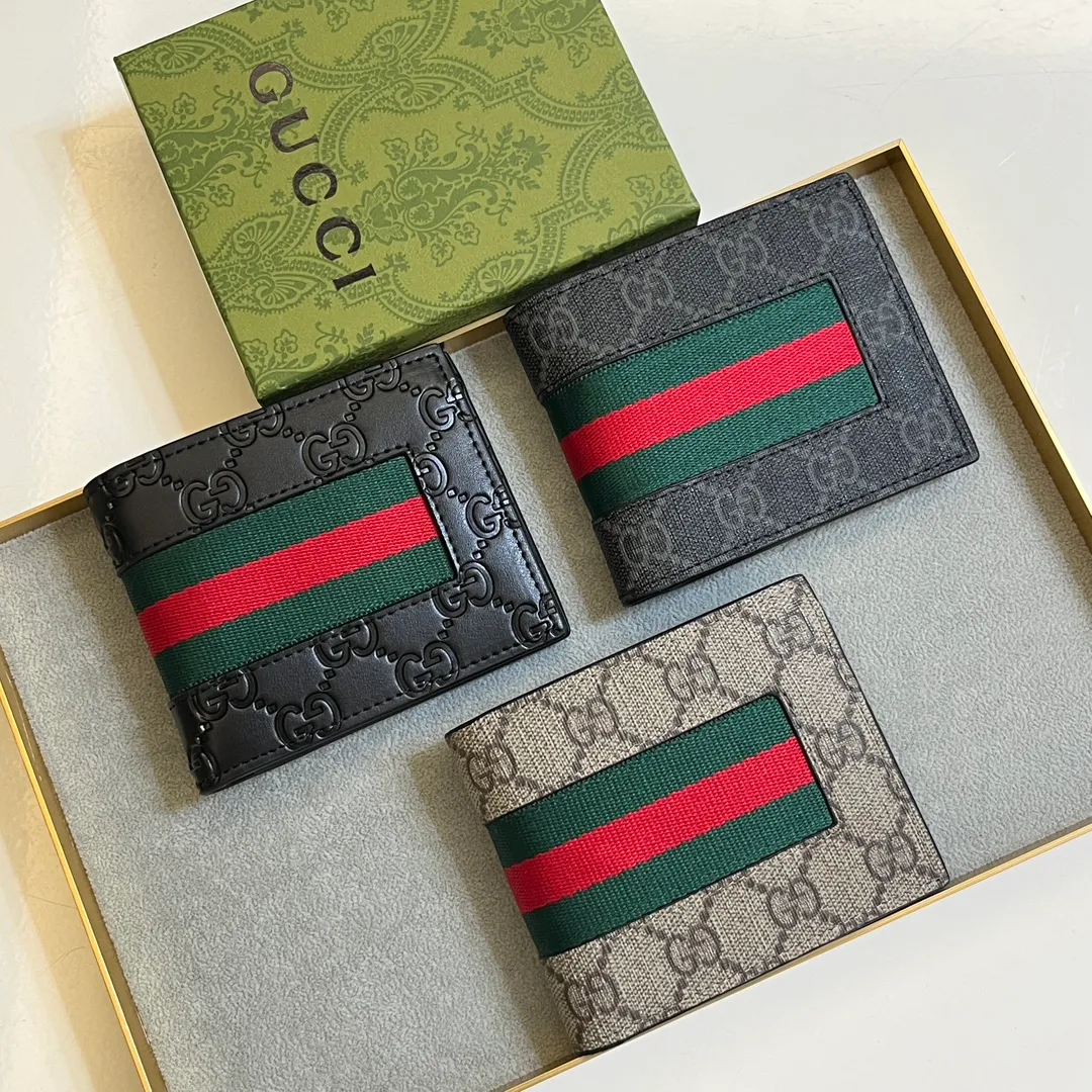 💰120 💎Upgraded original version 🇮🇹 Made with careful combination of the two most recognizable logos of the G family - GG pattern and webbing. This short wallet is made of GG Supreme premium cowhide with branded web stripes. Style number: 408827. Size: 11x9cm