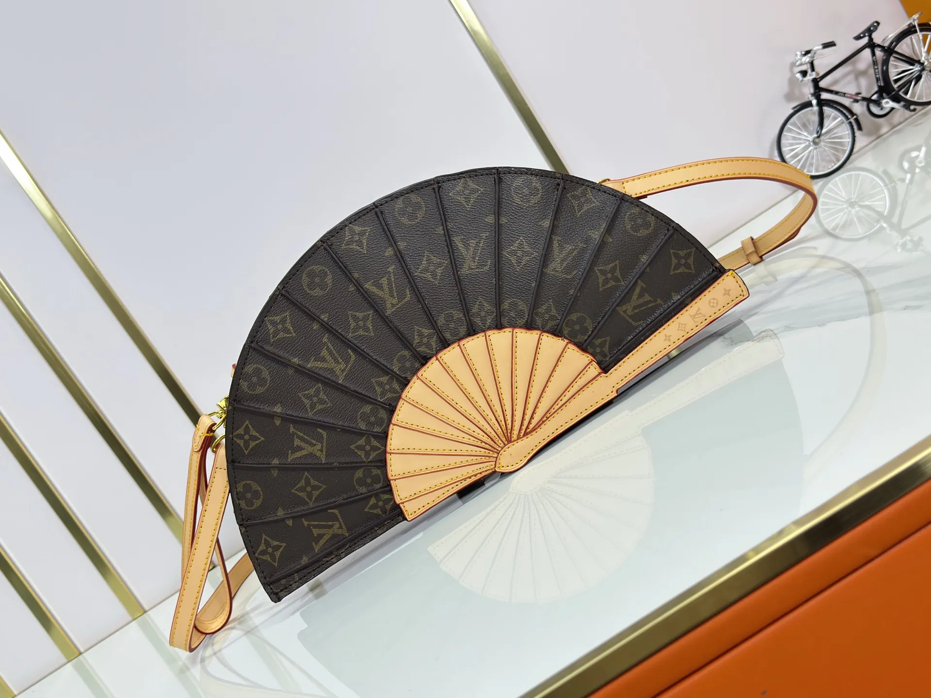 P400 upgrades the original M14804 LV Fan handbag, which is made of Monogram canvas. It debuts on the 2025 spring and summer show with a unique design, making it a collector's choice. The leather is embellished with Monogram floral details and can be carried by hand or on the shoulder.  Dimensions: 𝟑𝟕.𝟎 𝐱 𝟏𝟗.𝟎 𝐱 𝟔.𝟎 cm (Length 𝐱 Height 𝐱 Width)