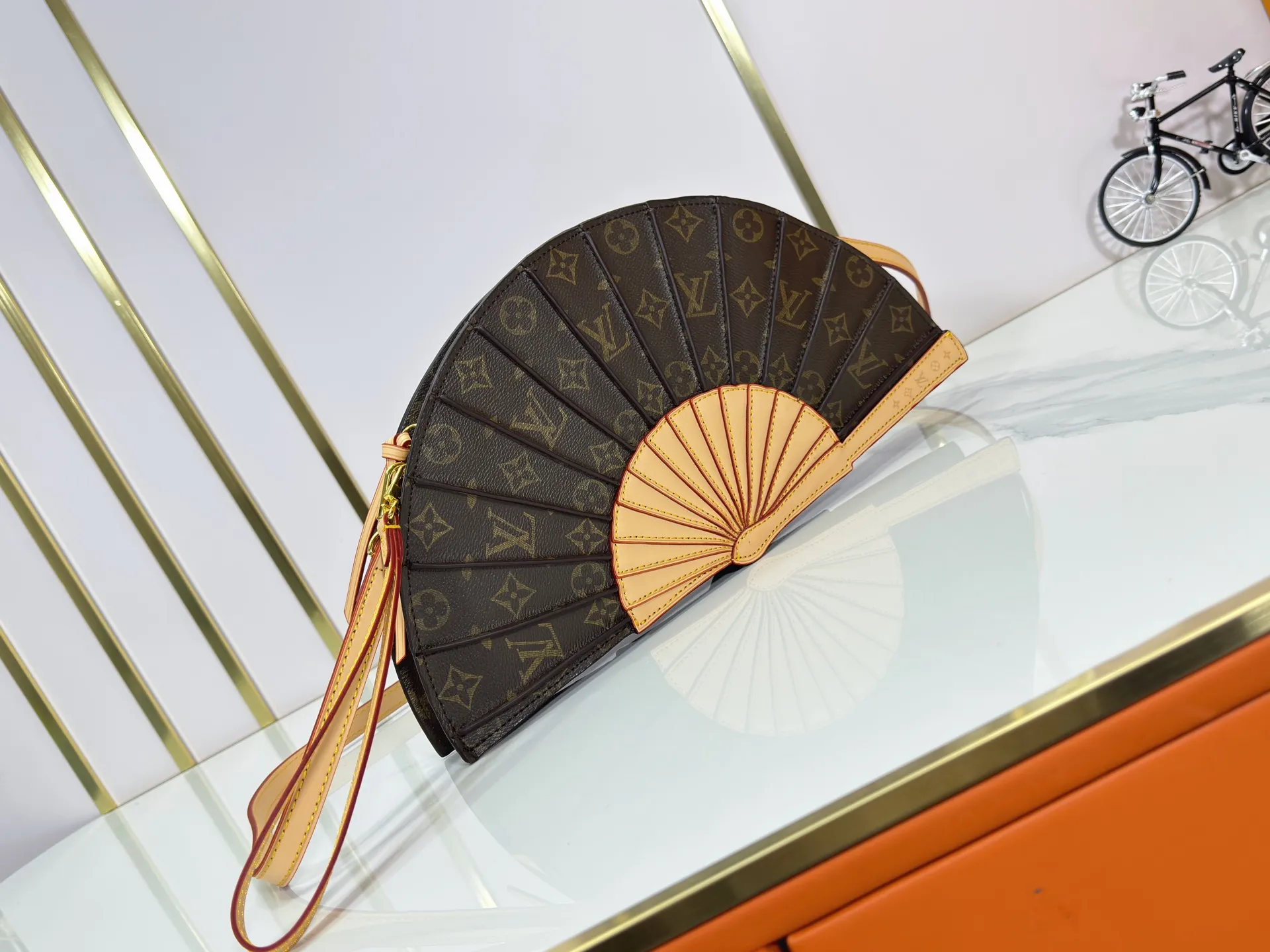 P400 upgrades the original M14804 LV Fan handbag, which is made of Monogram canvas. It debuts on the 2025 spring and summer show with a unique design, making it a collector's choice. The leather is embellished with Monogram floral details and can be carried by hand or on the shoulder.  Dimensions: 𝟑𝟕.𝟎 𝐱 𝟏𝟗.𝟎 𝐱 𝟔.𝟎 cm (Length 𝐱 Height 𝐱 Width)