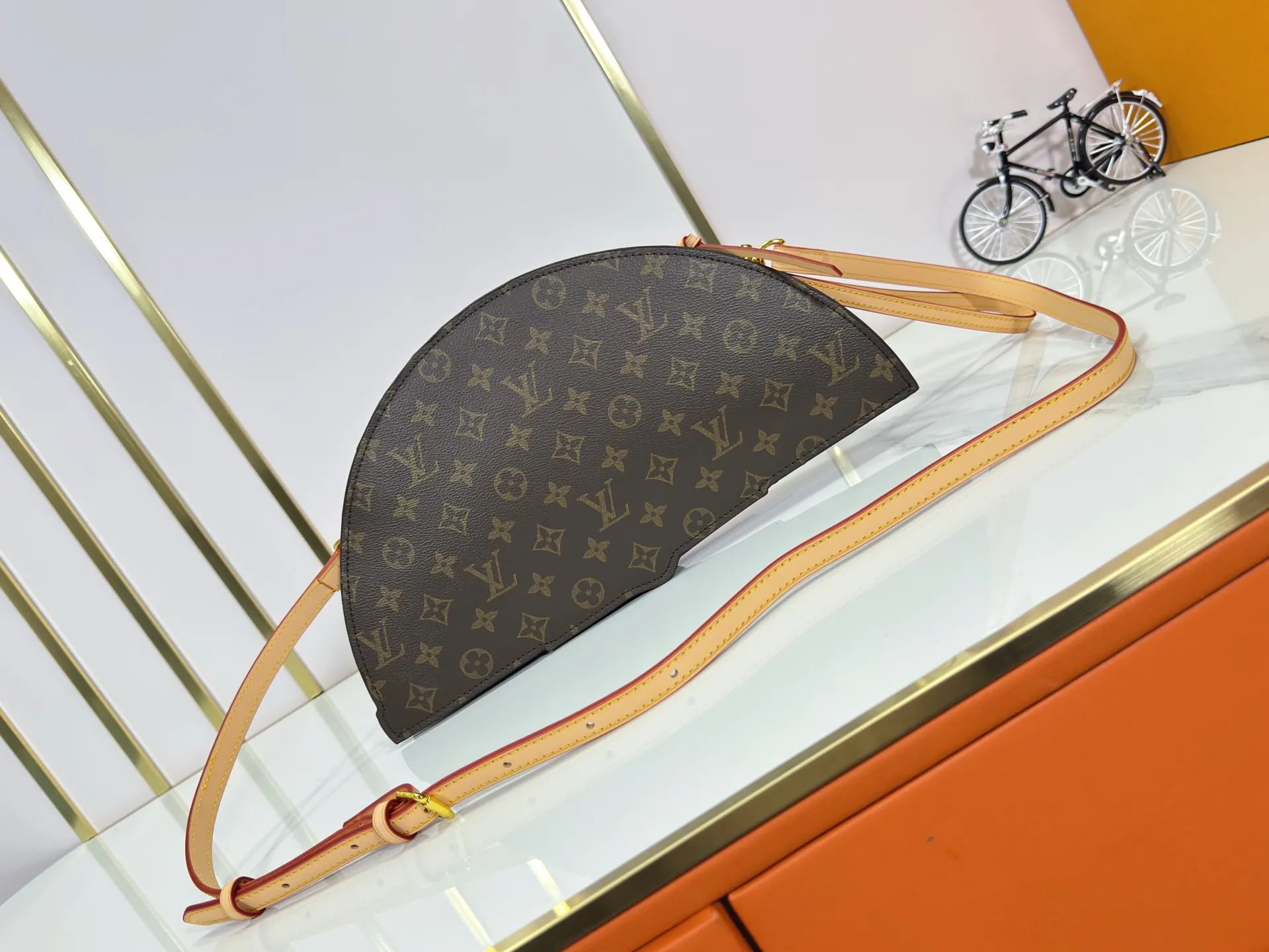 P400 upgrades the original M14804 LV Fan handbag, which is made of Monogram canvas. It debuts on the 2025 spring and summer show with a unique design, making it a collector's choice. The leather is embellished with Monogram floral details and can be carried by hand or on the shoulder.  Dimensions: 𝟑𝟕.𝟎 𝐱 𝟏𝟗.𝟎 𝐱 𝟔.𝟎 cm (Length 𝐱 Height 𝐱 Width)
