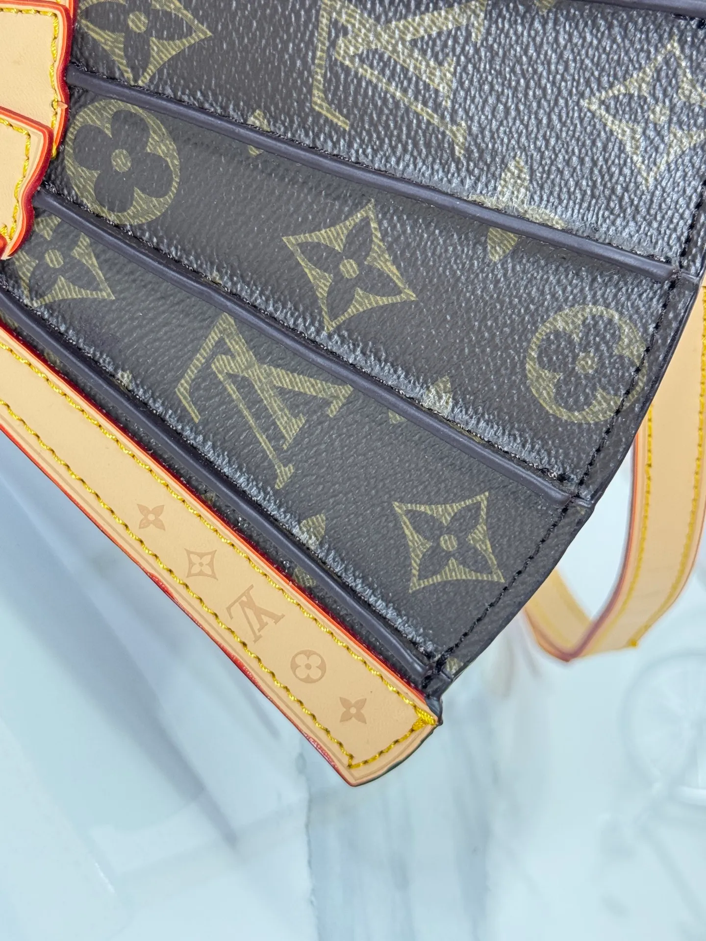 P400 upgrades the original M14804 LV Fan handbag, which is made of Monogram canvas. It debuts on the 2025 spring and summer show with a unique design, making it a collector's choice. The leather is embellished with Monogram floral details and can be carried by hand or on the shoulder.  Dimensions: 𝟑𝟕.𝟎 𝐱 𝟏𝟗.𝟎 𝐱 𝟔.𝟎 cm (Length 𝐱 Height 𝐱 Width)