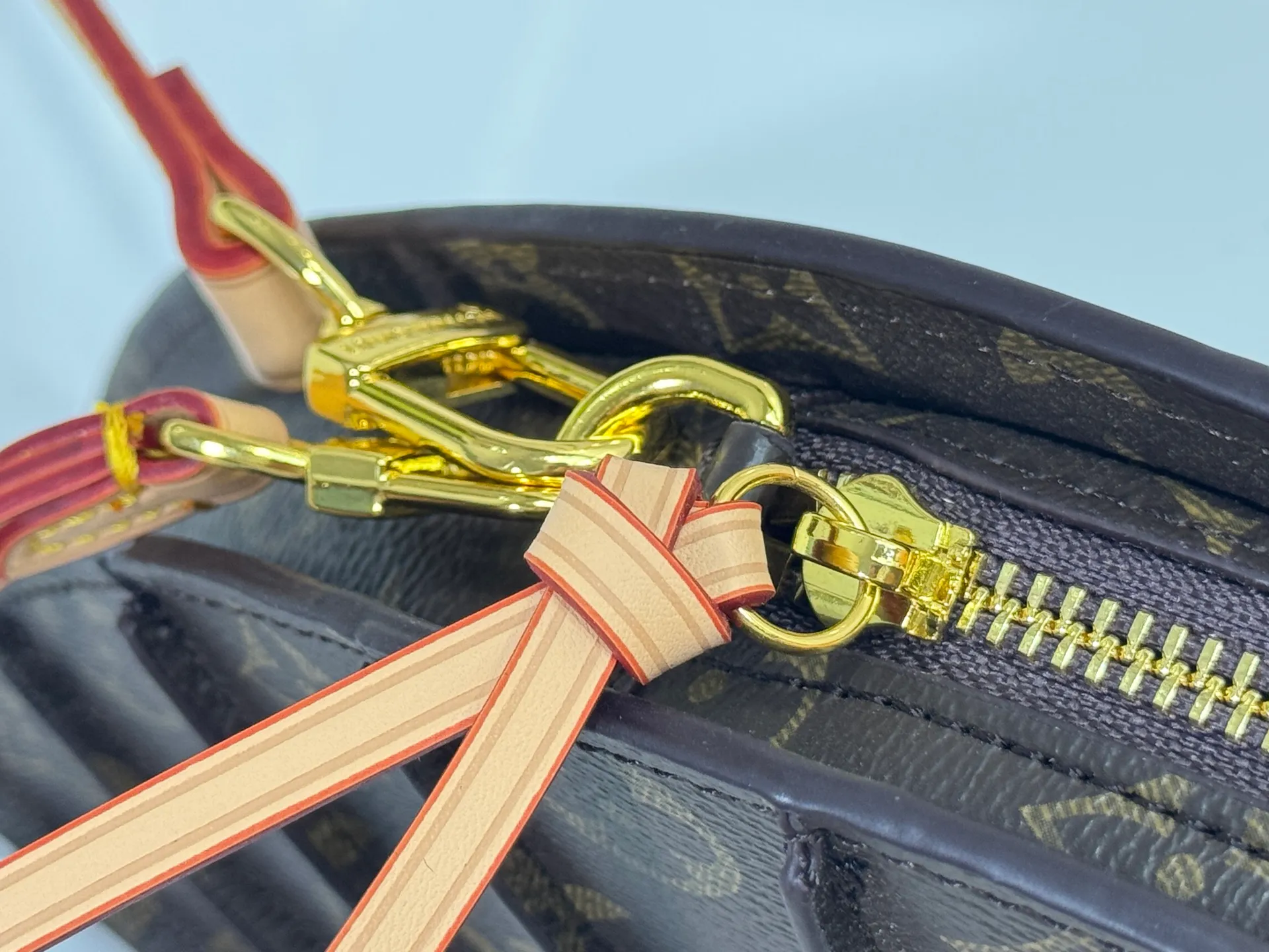 P400 upgrades the original M14804 LV Fan handbag, which is made of Monogram canvas. It debuts on the 2025 spring and summer show with a unique design, making it a collector's choice. The leather is embellished with Monogram floral details and can be carried by hand or on the shoulder.  Dimensions: 𝟑𝟕.𝟎 𝐱 𝟏𝟗.𝟎 𝐱 𝟔.𝟎 cm (Length 𝐱 Height 𝐱 Width)