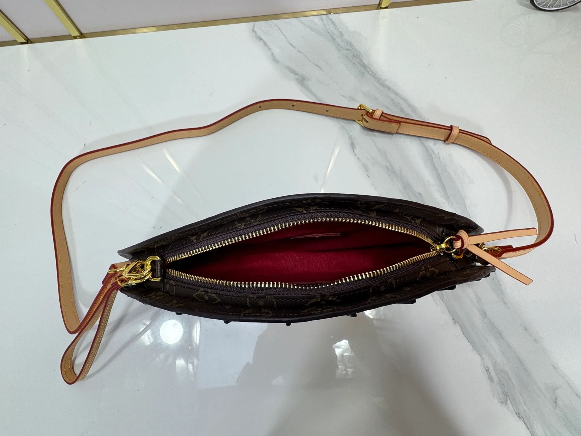 P400 upgrades the original M14804 LV Fan handbag, which is made of Monogram canvas. It debuts on the 2025 spring and summer show with a unique design, making it a collector's choice. The leather is embellished with Monogram floral details and can be carried by hand or on the shoulder.  Dimensions: 𝟑𝟕.𝟎 𝐱 𝟏𝟗.𝟎 𝐱 𝟔.𝟎 cm (Length 𝐱 Height 𝐱 Width)