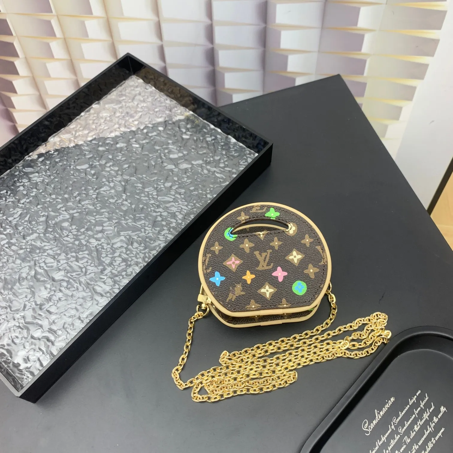 💰200 new update This Around Me handbag is made of Monogram coated canvas, interpreting the inspiration of the brand's LV Circle logo. The logo was created in the 1920s and is used in Louis Vuitton stores and advertising. Shown on the Spring/Summer 2024 runway, this sleek bag features an integrated handle for a simple yet elegant look. Exquisite configuration releases trendy style.