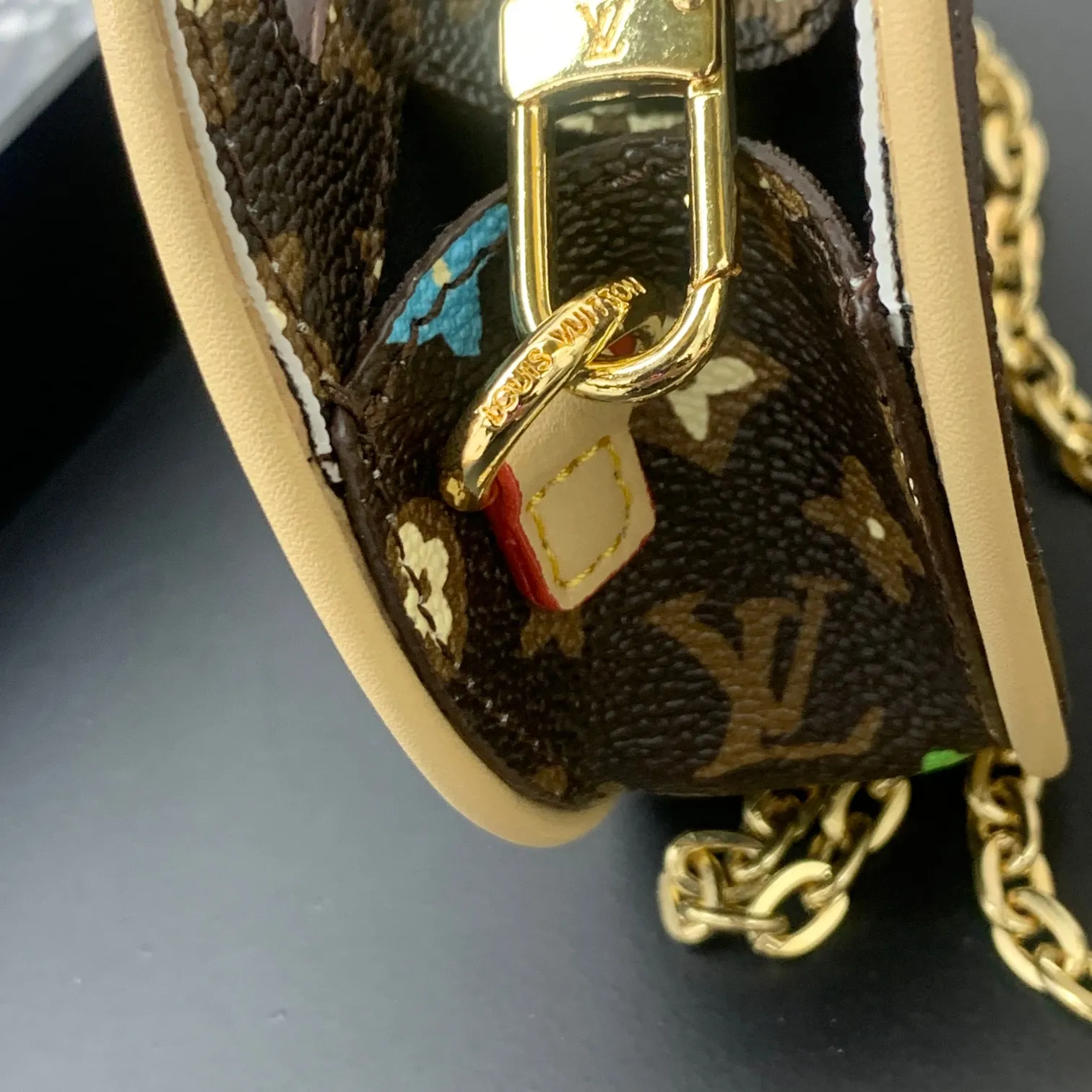 💰200 new update This Around Me handbag is made of Monogram coated canvas, interpreting the inspiration of the brand's LV Circle logo. The logo was created in the 1920s and is used in Louis Vuitton stores and advertising. Shown on the Spring/Summer 2024 runway, this sleek bag features an integrated handle for a simple yet elegant look. Exquisite configuration releases trendy style.