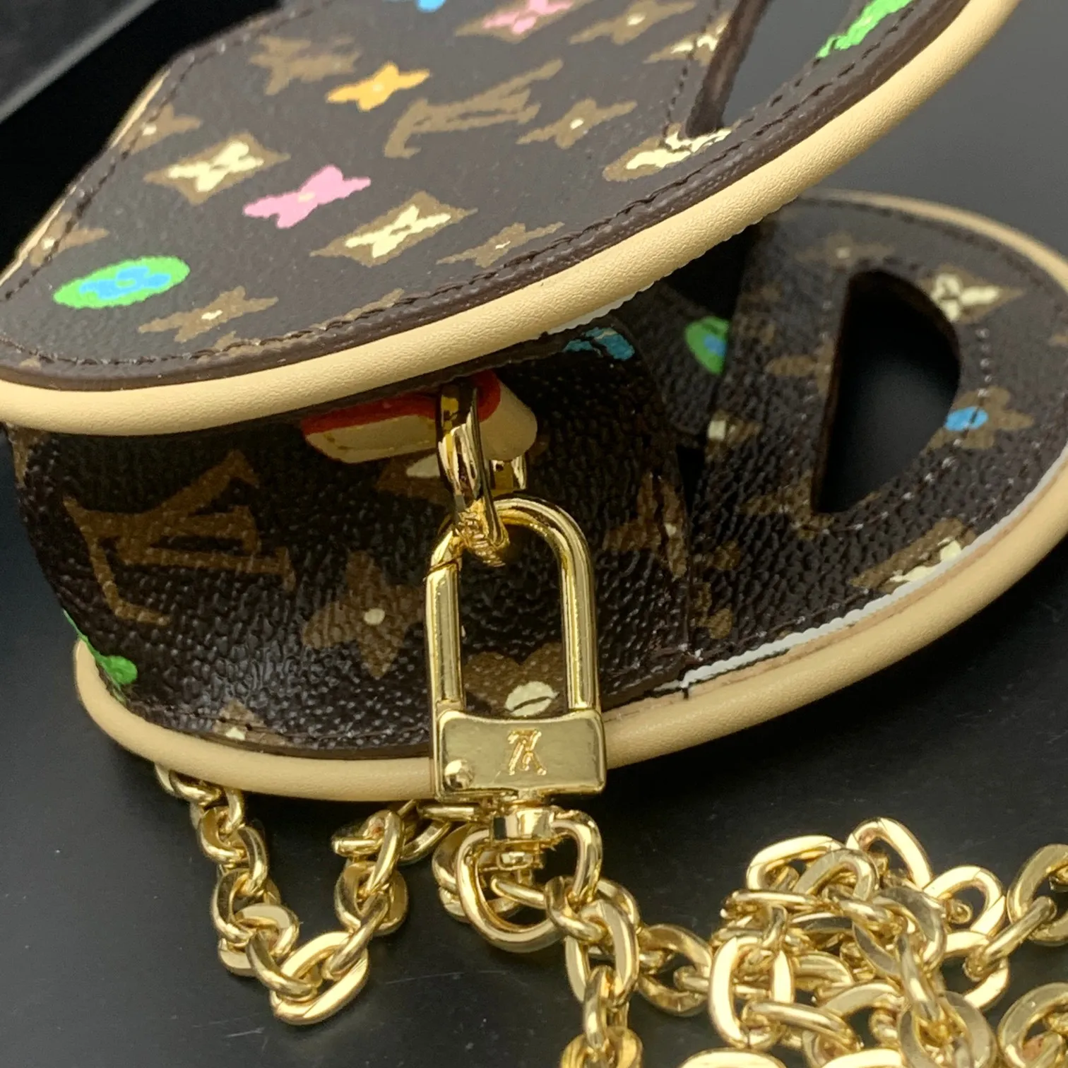 💰200 new update This Around Me handbag is made of Monogram coated canvas, interpreting the inspiration of the brand's LV Circle logo. The logo was created in the 1920s and is used in Louis Vuitton stores and advertising. Shown on the Spring/Summer 2024 runway, this sleek bag features an integrated handle for a simple yet elegant look. Exquisite configuration releases trendy style.