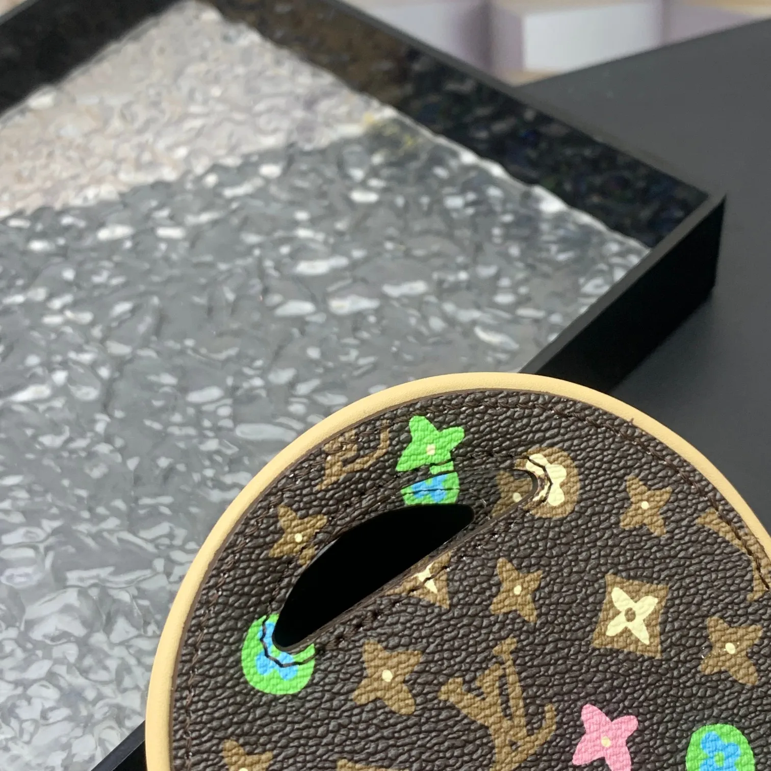💰200 new update This Around Me handbag is made of Monogram coated canvas, interpreting the inspiration of the brand's LV Circle logo. The logo was created in the 1920s and is used in Louis Vuitton stores and advertising. Shown on the Spring/Summer 2024 runway, this sleek bag features an integrated handle for a simple yet elegant look. Exquisite configuration releases trendy style.