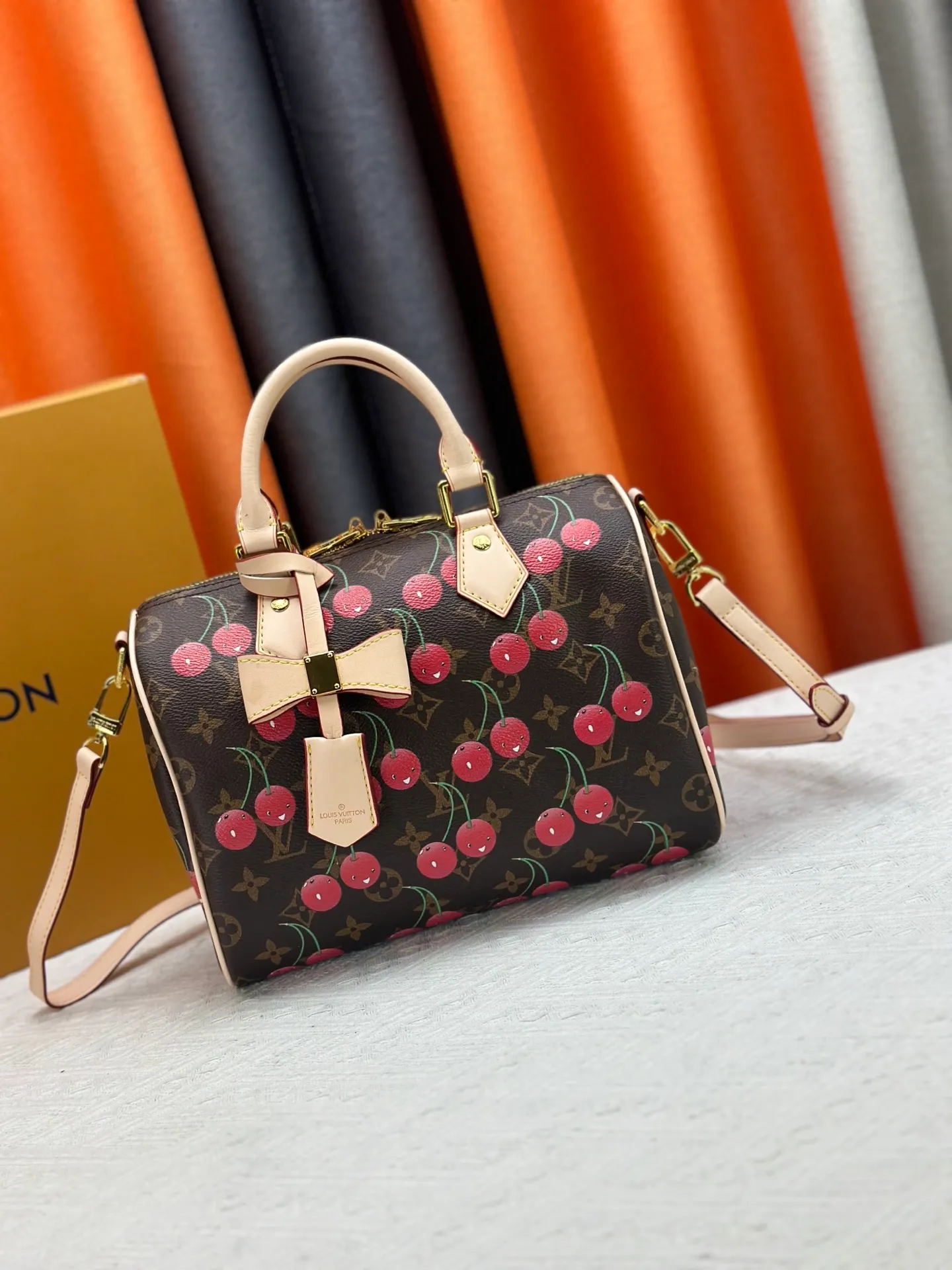 P260 Upgraded original version M17088 presbyopic cherry M13805 M13085 M13257 M13806 40391 40390lv Murakami Takashi co-branded NANOSPEEDY handbag This Nano Speedy handbag combines Monogram canvas and cow leather trim printing, with 33 colorful colors to interpret the white tricolor and black tricolor. The twelve pieces are popular around the world and are loved by celebrities and celebrities. Dimensions: 25.0 x 19.0 x 15.0 cm