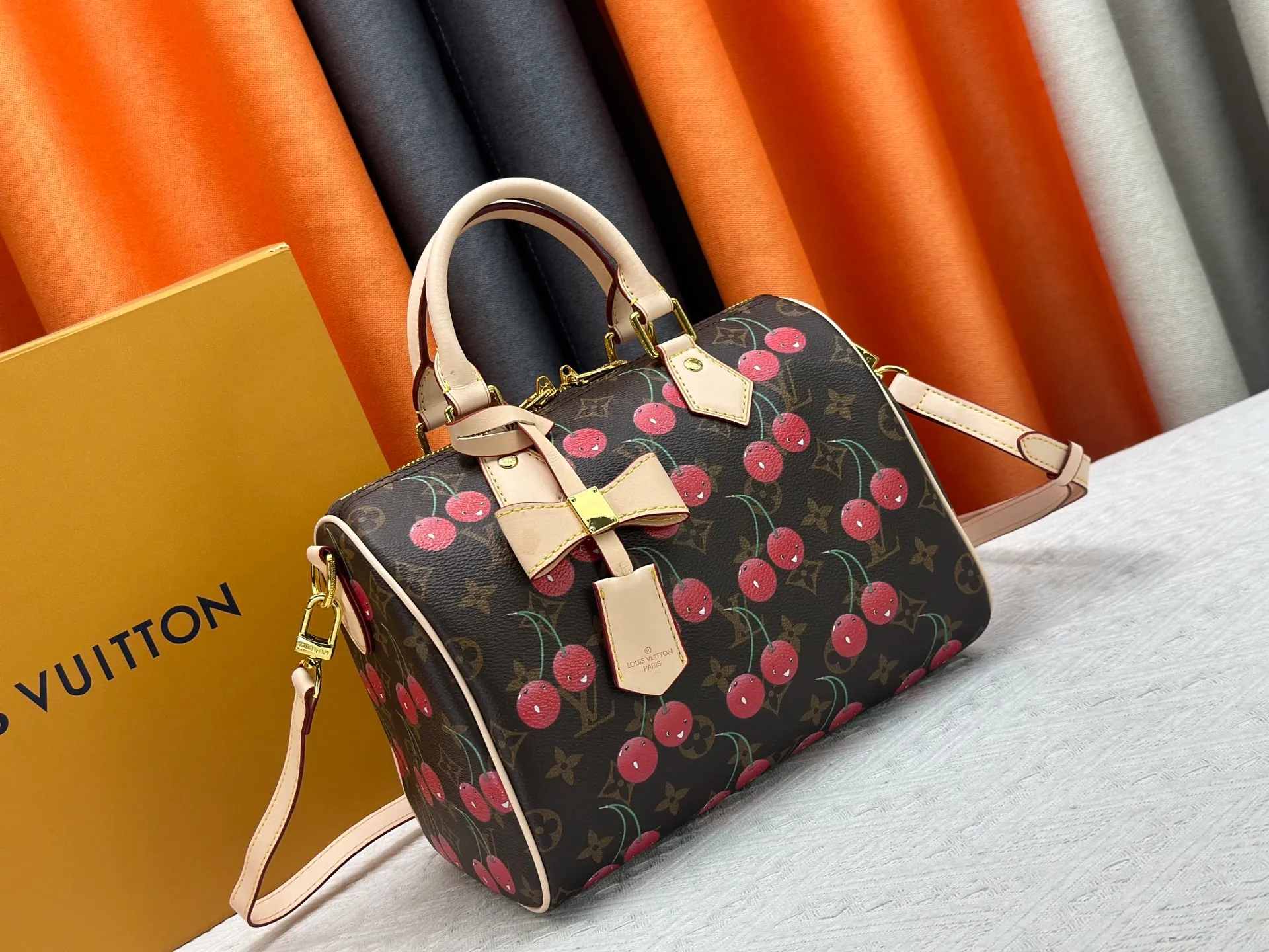 P260 Upgraded original version M17088 presbyopic cherry M13805 M13085 M13257 M13806 40391 40390lv Murakami Takashi co-branded NANOSPEEDY handbag This Nano Speedy handbag combines Monogram canvas and cow leather trim printing, with 33 colorful colors to interpret the white tricolor and black tricolor. The twelve pieces are popular around the world and are loved by celebrities and celebrities. Dimensions: 25.0 x 19.0 x 15.0 cm