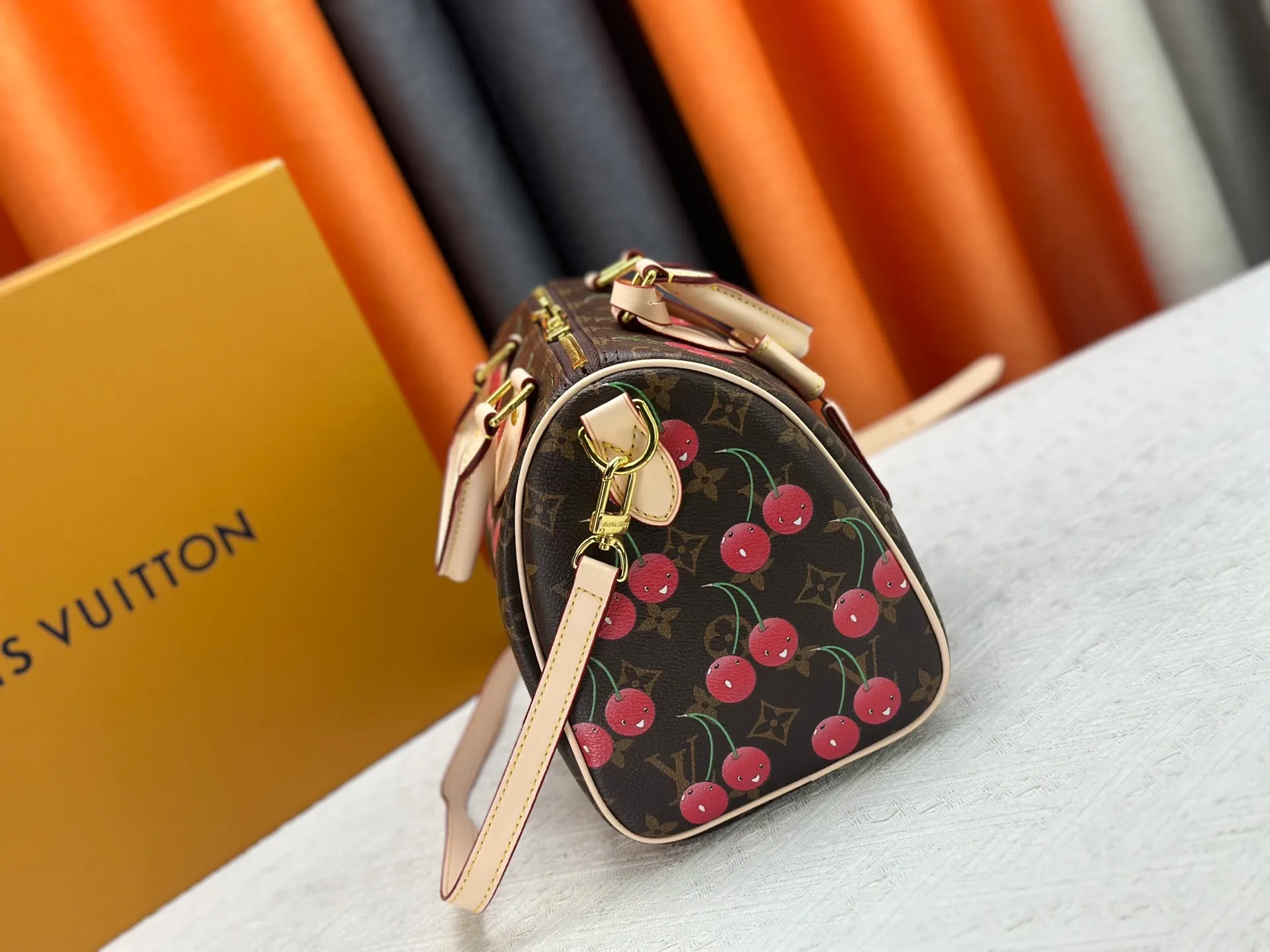 P260 Upgraded original version M17088 presbyopic cherry M13805 M13085 M13257 M13806 40391 40390lv Murakami Takashi co-branded NANOSPEEDY handbag This Nano Speedy handbag combines Monogram canvas and cow leather trim printing, with 33 colorful colors to interpret the white tricolor and black tricolor. The twelve pieces are popular around the world and are loved by celebrities and celebrities. Dimensions: 25.0 x 19.0 x 15.0 cm