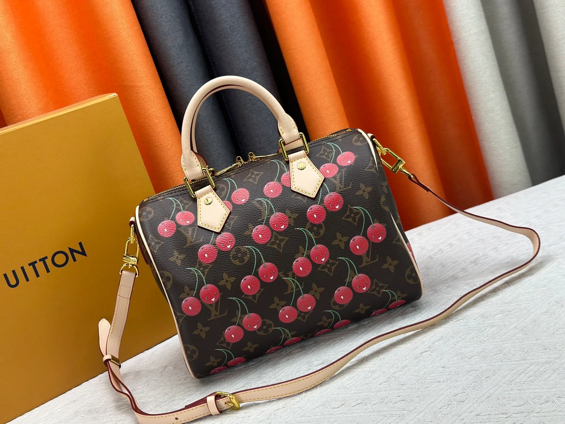 P260 Upgraded original version M17088 presbyopic cherry M13805 M13085 M13257 M13806 40391 40390lv Murakami Takashi co-branded NANOSPEEDY handbag This Nano Speedy handbag combines Monogram canvas and cow leather trim printing, with 33 colorful colors to interpret the white tricolor and black tricolor. The twelve pieces are popular around the world and are loved by celebrities and celebrities. Dimensions: 25.0 x 19.0 x 15.0 cm