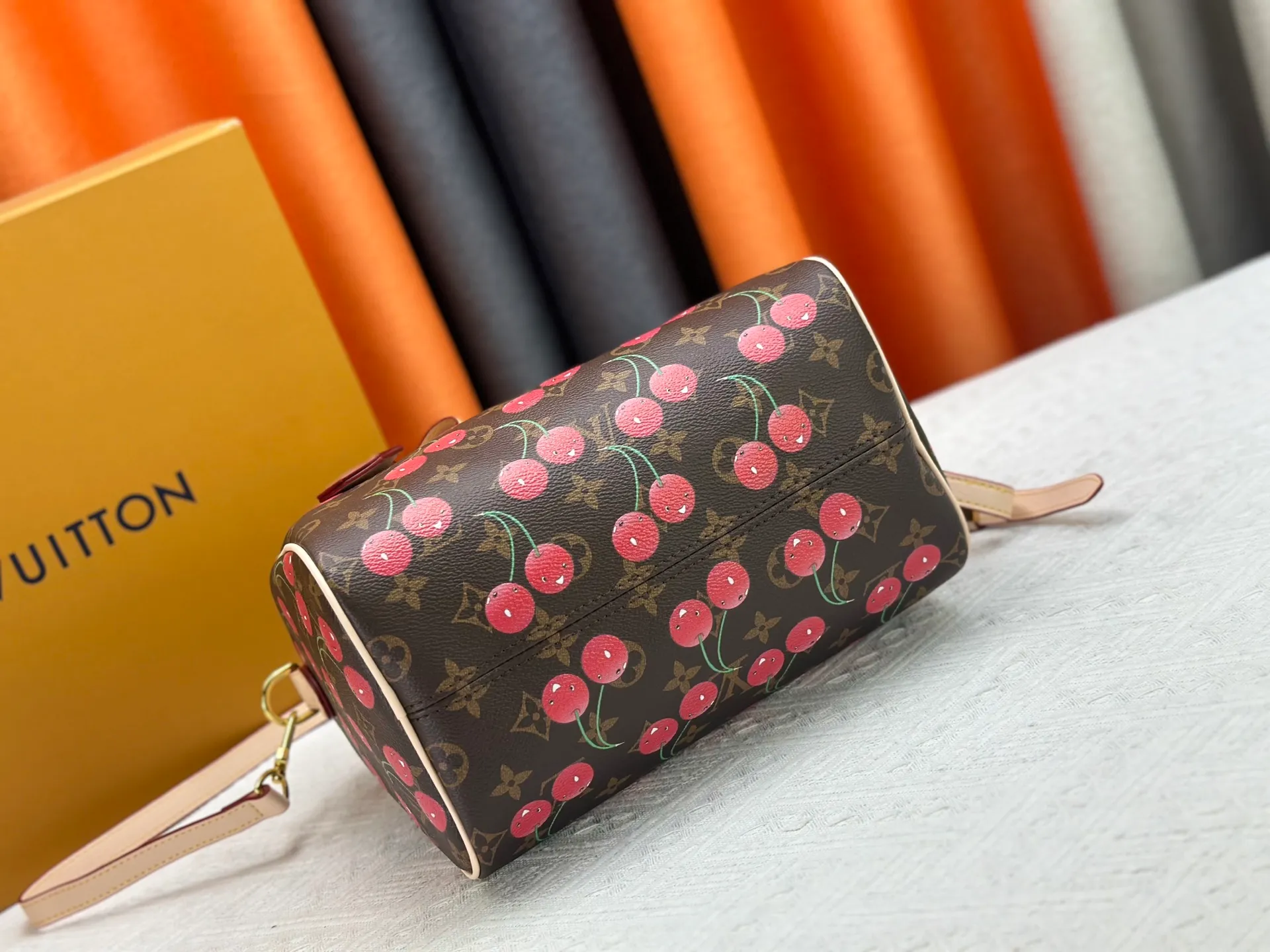 P260 Upgraded original version M17088 presbyopic cherry M13805 M13085 M13257 M13806 40391 40390lv Murakami Takashi co-branded NANOSPEEDY handbag This Nano Speedy handbag combines Monogram canvas and cow leather trim printing, with 33 colorful colors to interpret the white tricolor and black tricolor. The twelve pieces are popular around the world and are loved by celebrities and celebrities. Dimensions: 25.0 x 19.0 x 15.0 cm