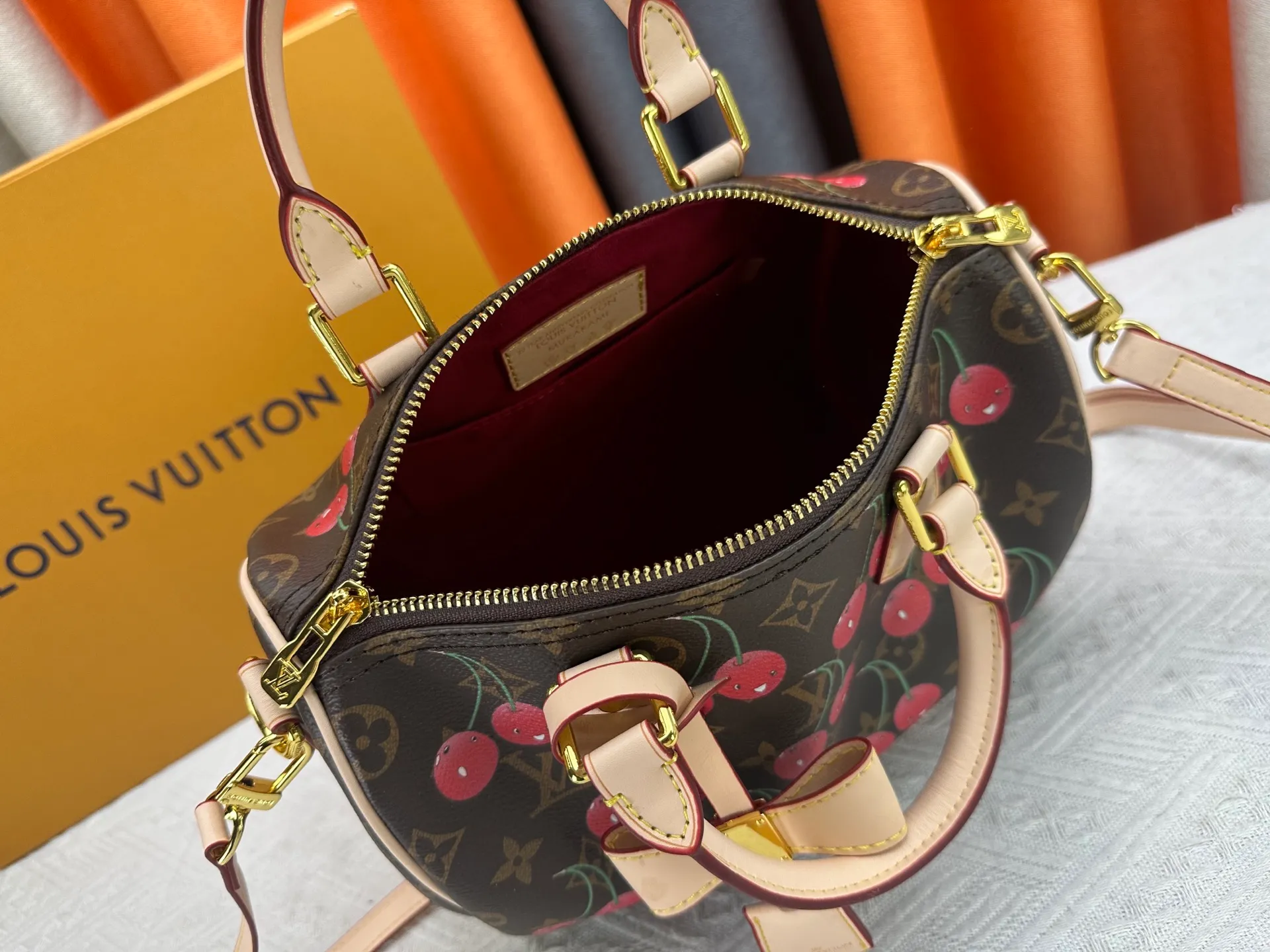 P260 Upgraded original version M17088 presbyopic cherry M13805 M13085 M13257 M13806 40391 40390lv Murakami Takashi co-branded NANOSPEEDY handbag This Nano Speedy handbag combines Monogram canvas and cow leather trim printing, with 33 colorful colors to interpret the white tricolor and black tricolor. The twelve pieces are popular around the world and are loved by celebrities and celebrities. Dimensions: 25.0 x 19.0 x 15.0 cm
