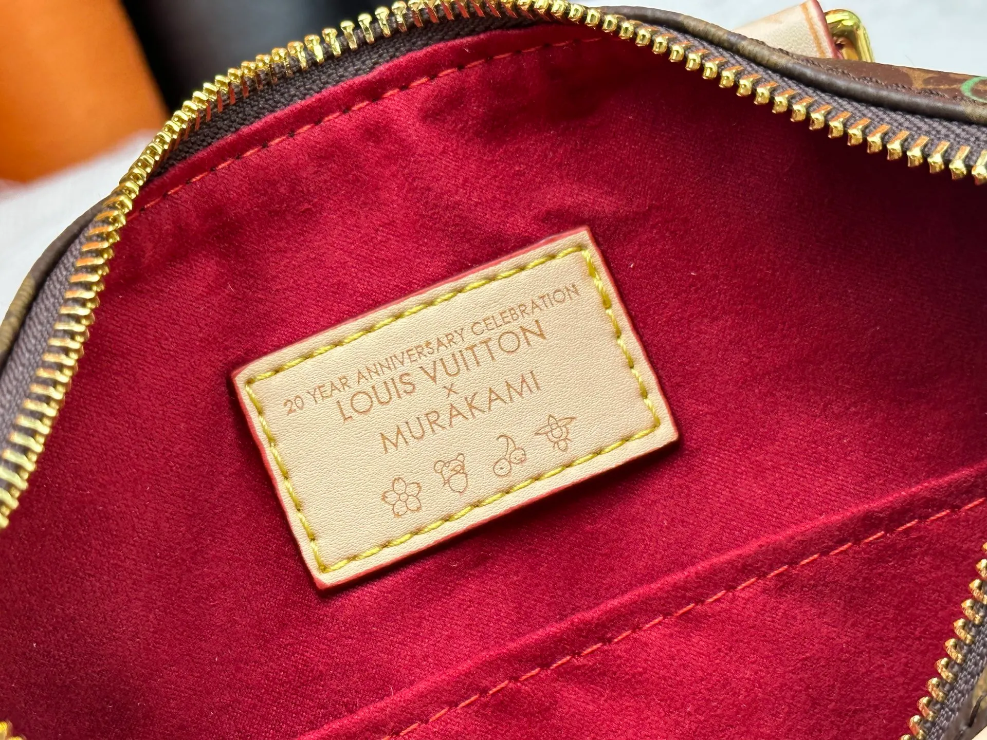 P260 Upgraded original version M17088 presbyopic cherry M13805 M13085 M13257 M13806 40391 40390lv Murakami Takashi co-branded NANOSPEEDY handbag This Nano Speedy handbag combines Monogram canvas and cow leather trim printing, with 33 colorful colors to interpret the white tricolor and black tricolor. The twelve pieces are popular around the world and are loved by celebrities and celebrities. Dimensions: 25.0 x 19.0 x 15.0 cm