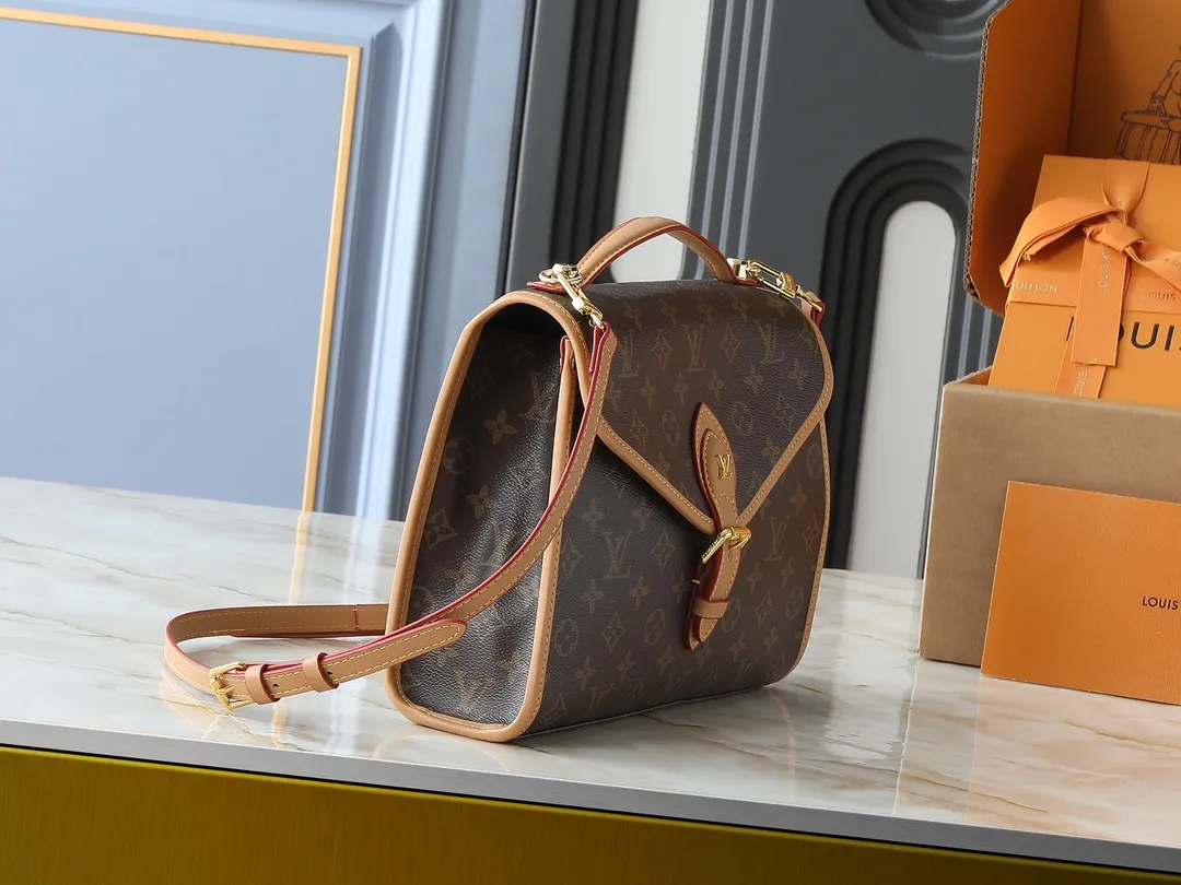 💰Large 120, Small 220💰Upgraded original version🍇 M44919 M51121 M51120 This retro and fashionable LV Ivy handbag is the focus of Nicolas Ghesquière’s 2020 early spring series fashion show. The design is inspired by Bel in 1994 The Air handbag is made of Monogram canvas and natural cowhide, exuding a "retro school bag" style. The leather opening and closing buckle is also embellished with LV logo and other fashionable new details. In addition to being carried by hand at fashion shows, the Monogr can also be carried hands-free using the shoulder strap. am coated canvas natural cowhide leather trim microfiber lining gold-tone hardware top carry handle detachable adjustable length shoulder strap leather fastening buckle with LV logo flap with buckle fastening inner patch pocket on the back Dimensions: large 29x24x10, small 23.5x18x9 cm