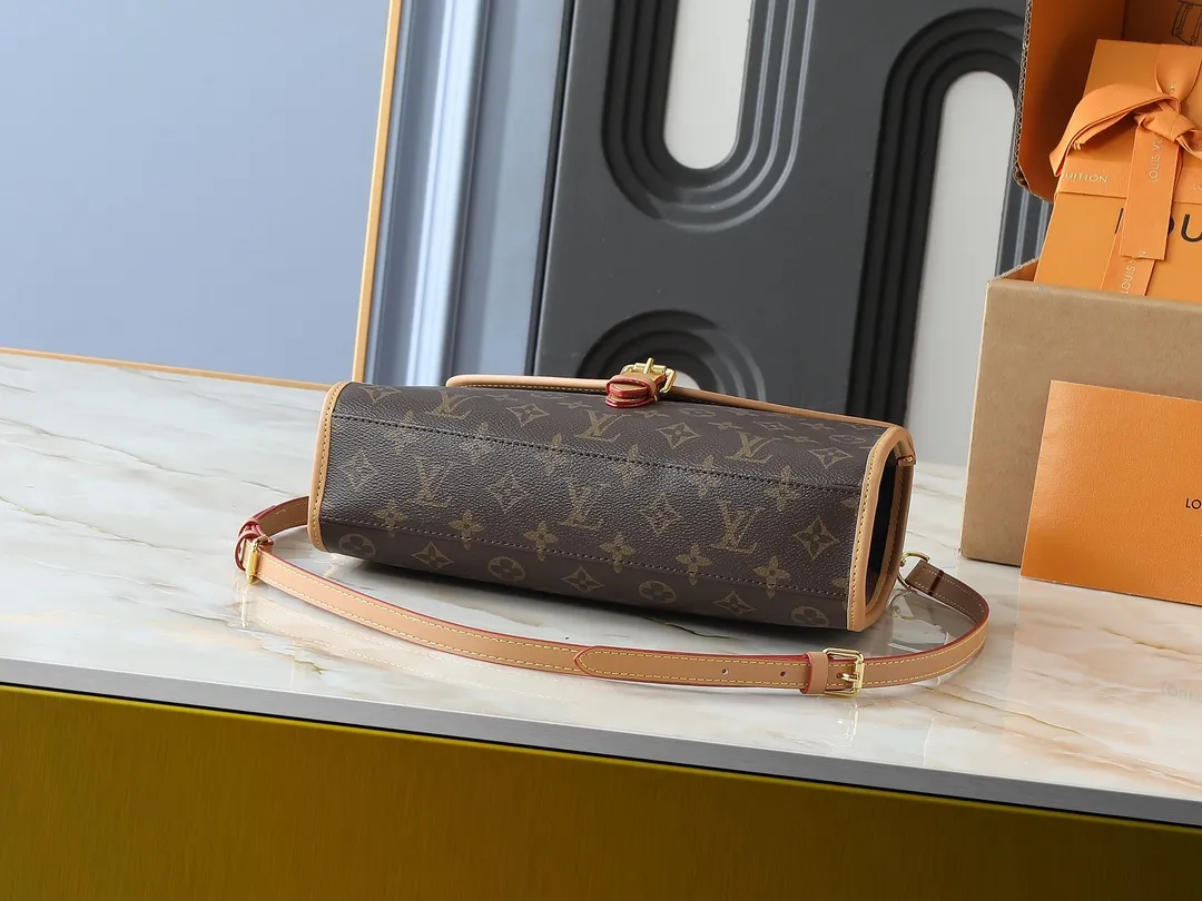 💰Large 120, Small 220💰Upgraded original version🍇 M44919 M51121 M51120 This retro and fashionable LV Ivy handbag is the focus of Nicolas Ghesquière’s 2020 early spring series fashion show. The design is inspired by Bel in 1994 The Air handbag is made of Monogram canvas and natural cowhide, exuding a "retro school bag" style. The leather opening and closing buckle is also embellished with LV logo and other fashionable new details. In addition to being carried by hand at fashion shows, the Monogr can also be carried hands-free using the shoulder strap. am coated canvas natural cowhide leather trim microfiber lining gold-tone hardware top carry handle detachable adjustable length shoulder strap leather fastening buckle with LV logo flap with buckle fastening inner patch pocket on the back Dimensions: large 29x24x10, small 23.5x18x9 cm