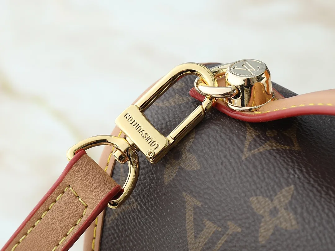 💰Large 120, Small 220💰Upgraded original version🍇 M44919 M51121 M51120 This retro and fashionable LV Ivy handbag is the focus of Nicolas Ghesquière’s 2020 early spring series fashion show. The design is inspired by Bel in 1994 The Air handbag is made of Monogram canvas and natural cowhide, exuding a "retro school bag" style. The leather opening and closing buckle is also embellished with LV logo and other fashionable new details. In addition to being carried by hand at fashion shows, the Monogr can also be carried hands-free using the shoulder strap. am coated canvas natural cowhide leather trim microfiber lining gold-tone hardware top carry handle detachable adjustable length shoulder strap leather fastening buckle with LV logo flap with buckle fastening inner patch pocket on the back Dimensions: large 29x24x10, small 23.5x18x9 cm