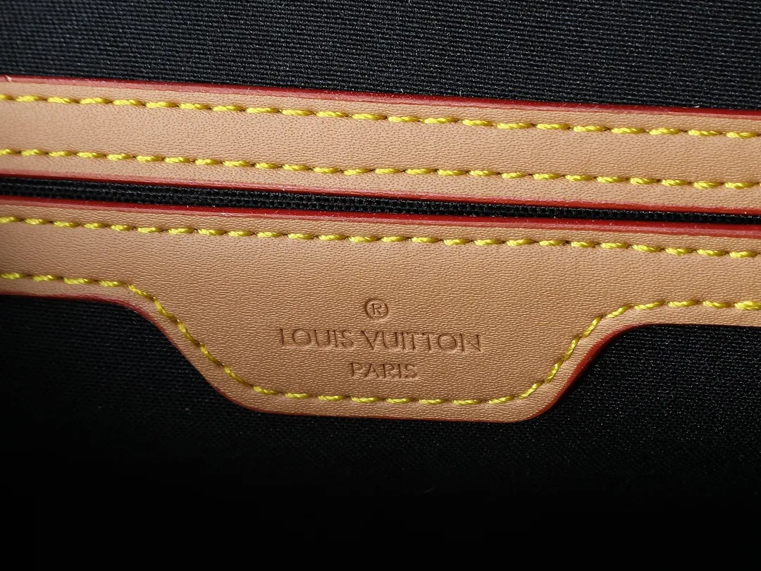 💰Large 120, Small 220💰Upgraded original version🍇 M44919 M51121 M51120 This retro and fashionable LV Ivy handbag is the focus of Nicolas Ghesquière’s 2020 early spring series fashion show. The design is inspired by Bel in 1994 The Air handbag is made of Monogram canvas and natural cowhide, exuding a "retro school bag" style. The leather opening and closing buckle is also embellished with LV logo and other fashionable new details. In addition to being carried by hand at fashion shows, the Monogr can also be carried hands-free using the shoulder strap. am coated canvas natural cowhide leather trim microfiber lining gold-tone hardware top carry handle detachable adjustable length shoulder strap leather fastening buckle with LV logo flap with buckle fastening inner patch pocket on the back Dimensions: large 29x24x10, small 23.5x18x9 cm