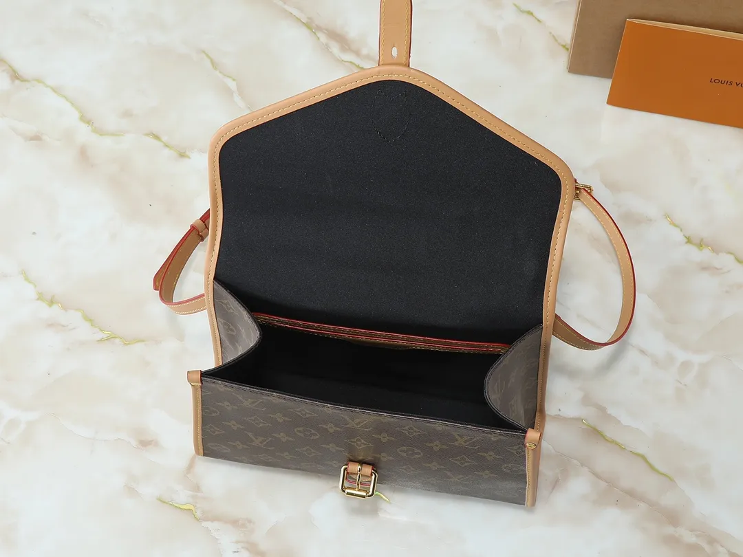 💰Large 120, Small 220💰Upgraded original version🍇 M44919 M51121 M51120 This retro and fashionable LV Ivy handbag is the focus of Nicolas Ghesquière’s 2020 early spring series fashion show. The design is inspired by Bel in 1994 The Air handbag is made of Monogram canvas and natural cowhide, exuding a "retro school bag" style. The leather opening and closing buckle is also embellished with LV logo and other fashionable new details. In addition to being carried by hand at fashion shows, the Monogr can also be carried hands-free using the shoulder strap. am coated canvas natural cowhide leather trim microfiber lining gold-tone hardware top carry handle detachable adjustable length shoulder strap leather fastening buckle with LV logo flap with buckle fastening inner patch pocket on the back Dimensions: large 29x24x10, small 23.5x18x9 cm