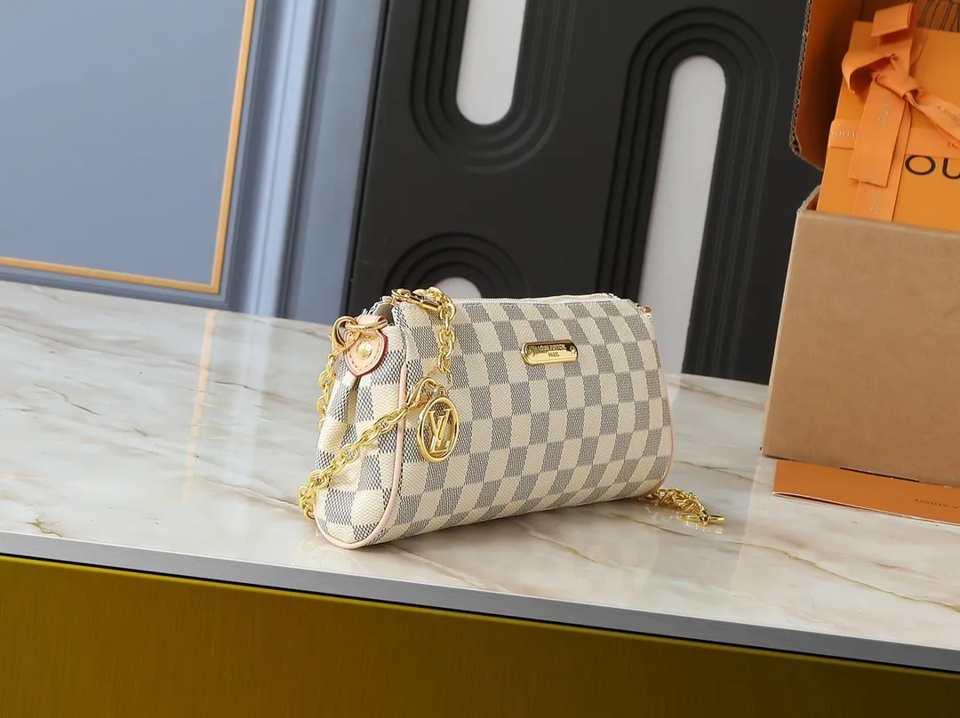 💰200💰Upgraded from the original M13567. This Pochette Eva handbag is made of the brand's Monogram canvas with contrasting leather trim, conveying elegance with a unique touch. The Louis Vuitton-engraved logo plate and detachable chain complement each other, and the shape is ideal for storing daily necessities such as a short wallet and cosmetics. Dimensions: 27.0 x 11.0 x 5.0 cm (length x height x width)