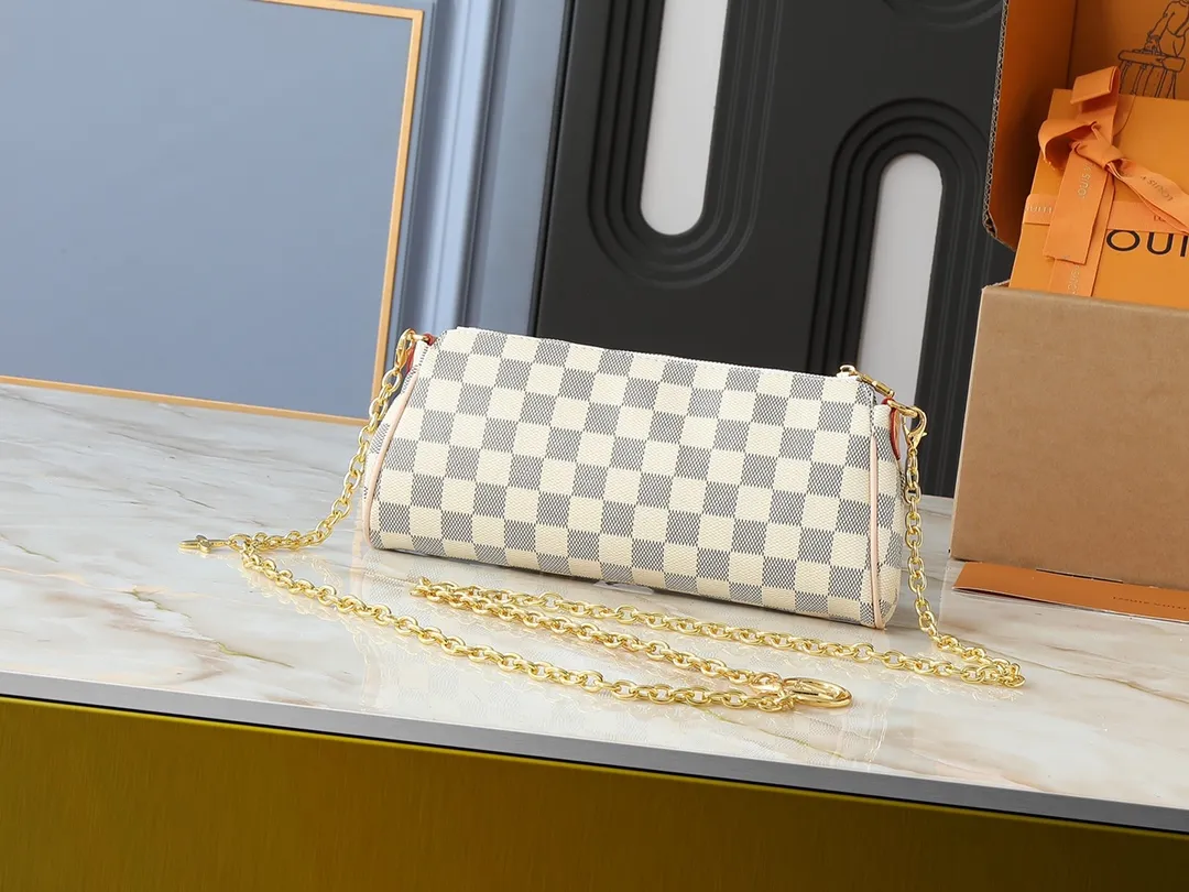 💰200💰Upgraded from the original M13567. This Pochette Eva handbag is made of the brand's Monogram canvas with contrasting leather trim, conveying elegance with a unique touch. The Louis Vuitton-engraved logo plate and detachable chain complement each other, and the shape is ideal for storing daily necessities such as a short wallet and cosmetics. Dimensions: 27.0 x 11.0 x 5.0 cm (length x height x width)