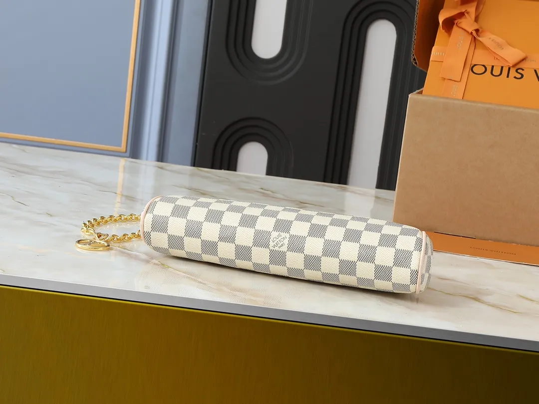 💰200💰Upgraded from the original M13567. This Pochette Eva handbag is made of the brand's Monogram canvas with contrasting leather trim, conveying elegance with a unique touch. The Louis Vuitton-engraved logo plate and detachable chain complement each other, and the shape is ideal for storing daily necessities such as a short wallet and cosmetics. Dimensions: 27.0 x 11.0 x 5.0 cm (length x height x width)