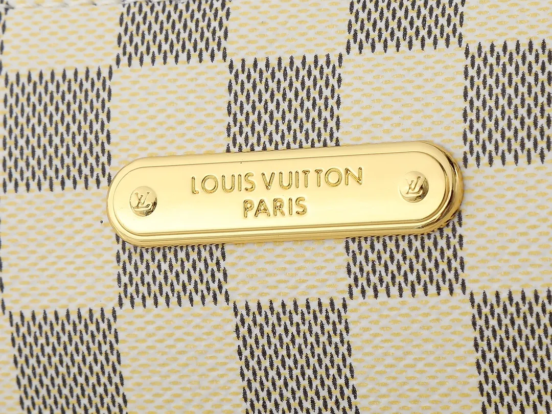 💰200💰Upgraded from the original M13567. This Pochette Eva handbag is made of the brand's Monogram canvas with contrasting leather trim, conveying elegance with a unique touch. The Louis Vuitton-engraved logo plate and detachable chain complement each other, and the shape is ideal for storing daily necessities such as a short wallet and cosmetics. Dimensions: 27.0 x 11.0 x 5.0 cm (length x height x width)