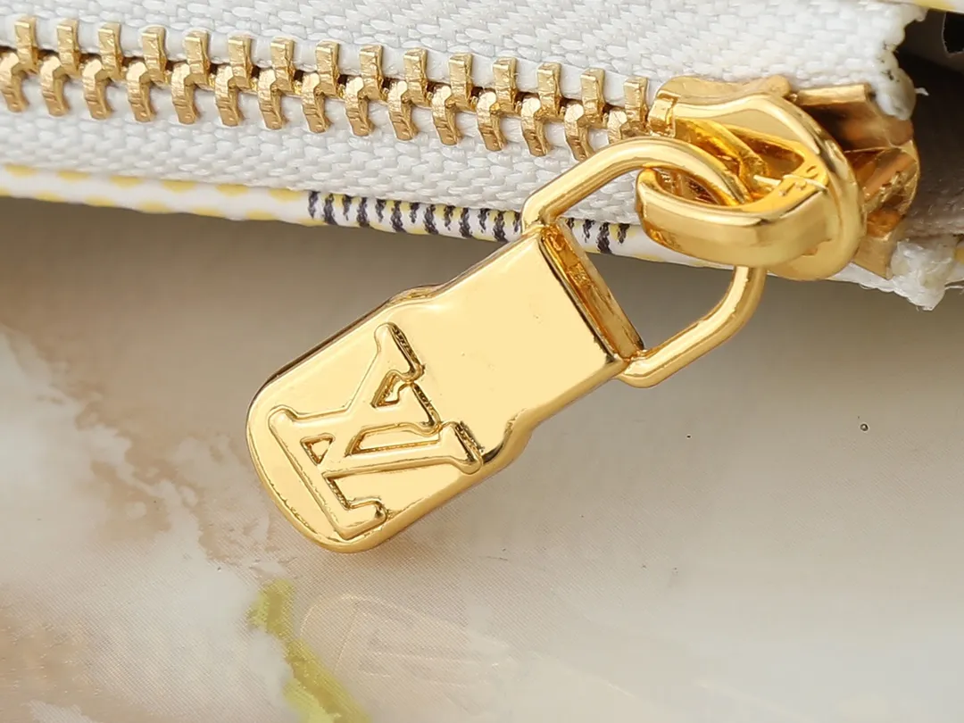 💰200💰Upgraded from the original M13567. This Pochette Eva handbag is made of the brand's Monogram canvas with contrasting leather trim, conveying elegance with a unique touch. The Louis Vuitton-engraved logo plate and detachable chain complement each other, and the shape is ideal for storing daily necessities such as a short wallet and cosmetics. Dimensions: 27.0 x 11.0 x 5.0 cm (length x height x width)