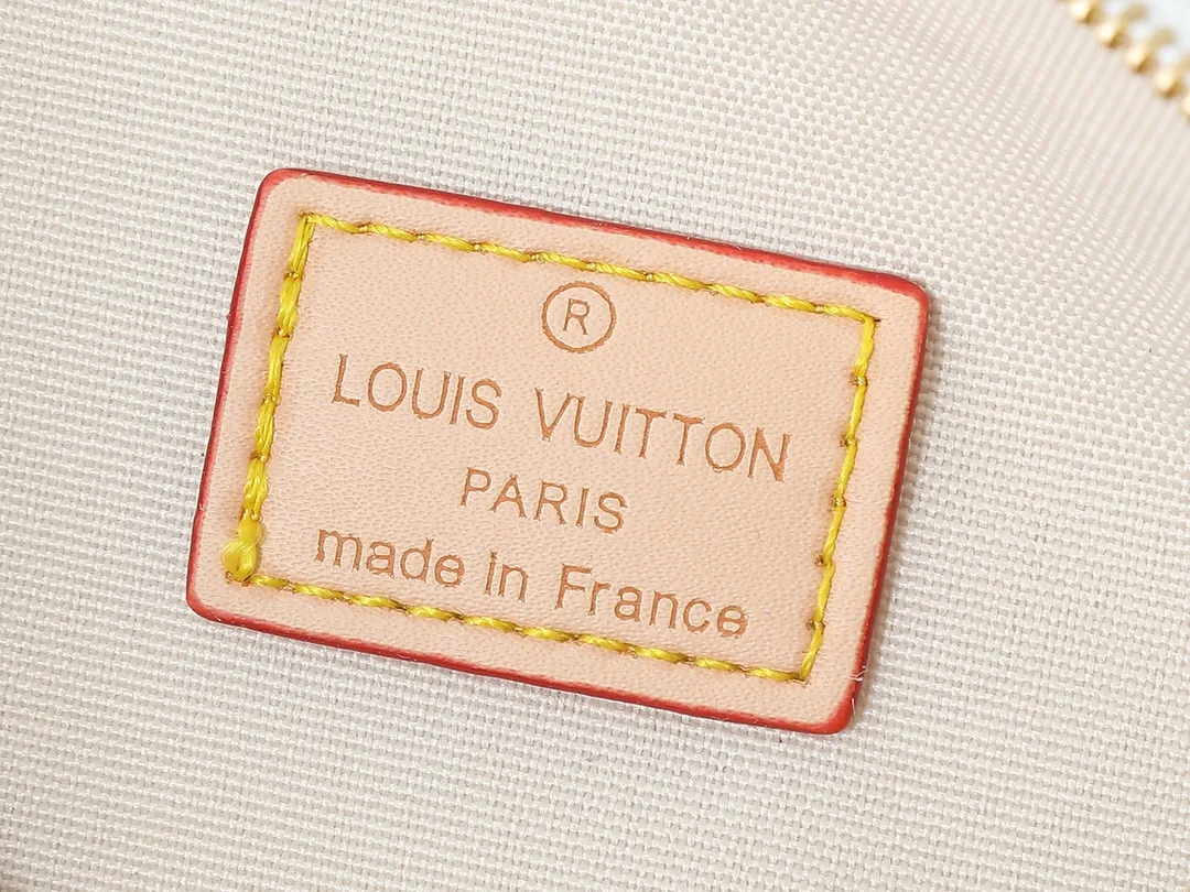 💰200💰Upgraded from the original M13567. This Pochette Eva handbag is made of the brand's Monogram canvas with contrasting leather trim, conveying elegance with a unique touch. The Louis Vuitton-engraved logo plate and detachable chain complement each other, and the shape is ideal for storing daily necessities such as a short wallet and cosmetics. Dimensions: 27.0 x 11.0 x 5.0 cm (length x height x width)