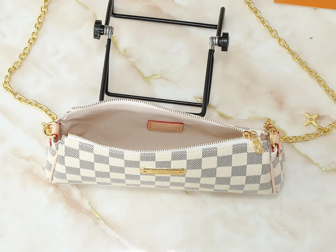 💰200💰Upgraded from the original M13567. This Pochette Eva handbag is made of the brand's Monogram canvas with contrasting leather trim, conveying elegance with a unique touch. The Louis Vuitton-engraved logo plate and detachable chain complement each other, and the shape is ideal for storing daily necessities such as a short wallet and cosmetics. Dimensions: 27.0 x 11.0 x 5.0 cm (length x height x width)