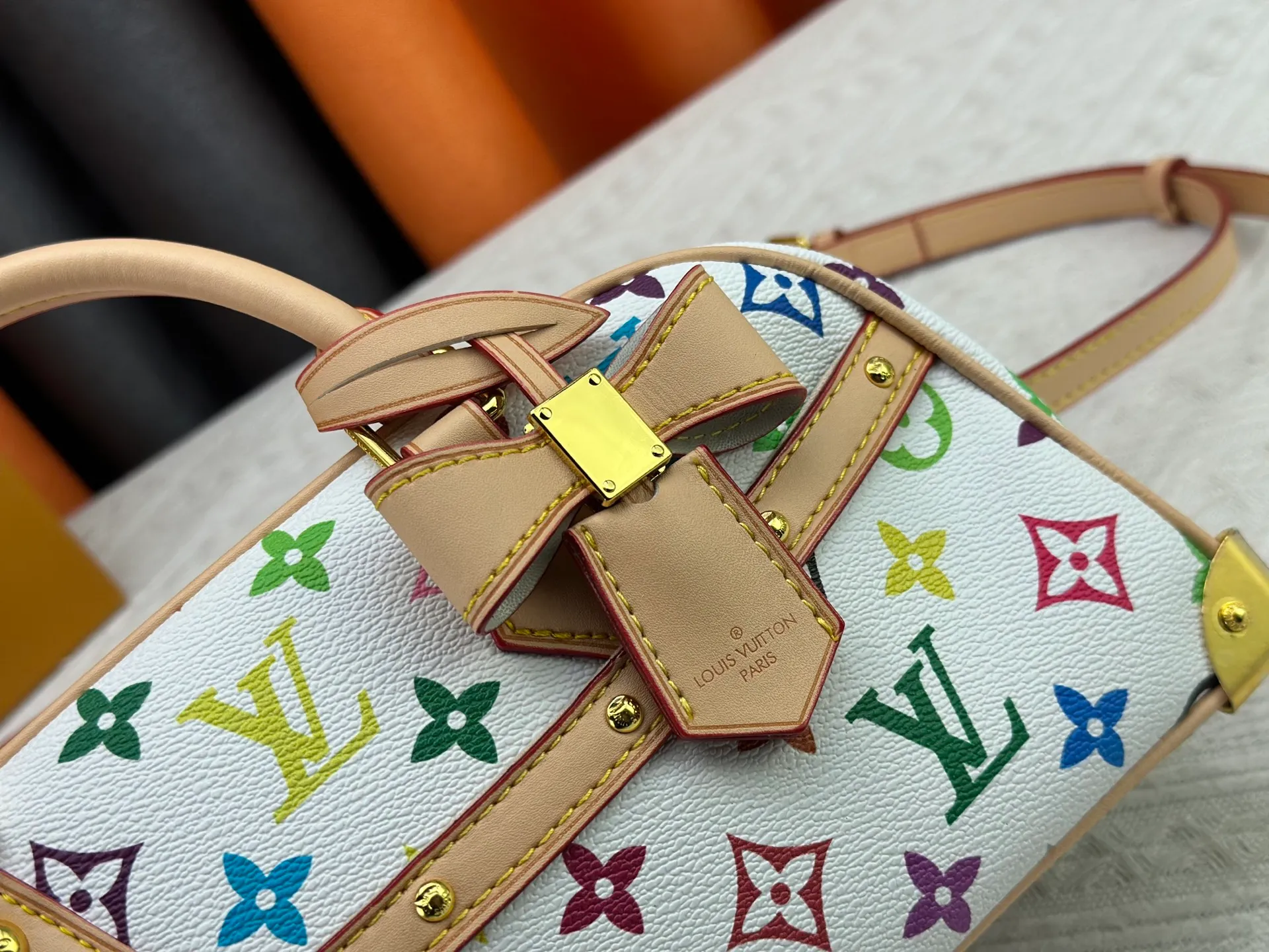 P280 Upgraded Original M13084 This Handbag East West handbag is from the Louis Vuitton x Takashi Murakami reissue series, using the artist's signature rainbow tones to trace the full-length Monogram pattern. Sleek horizontal construction lines the top handle, studded side straps, detachable and adjustable shoulder strap and LV x TM key holder, with cowhide leather details and sophisticated corners that nod to the brand's traditional luggage. Dimensions: 27.0 x 14.0 x 10.0 cm (length x height x width)