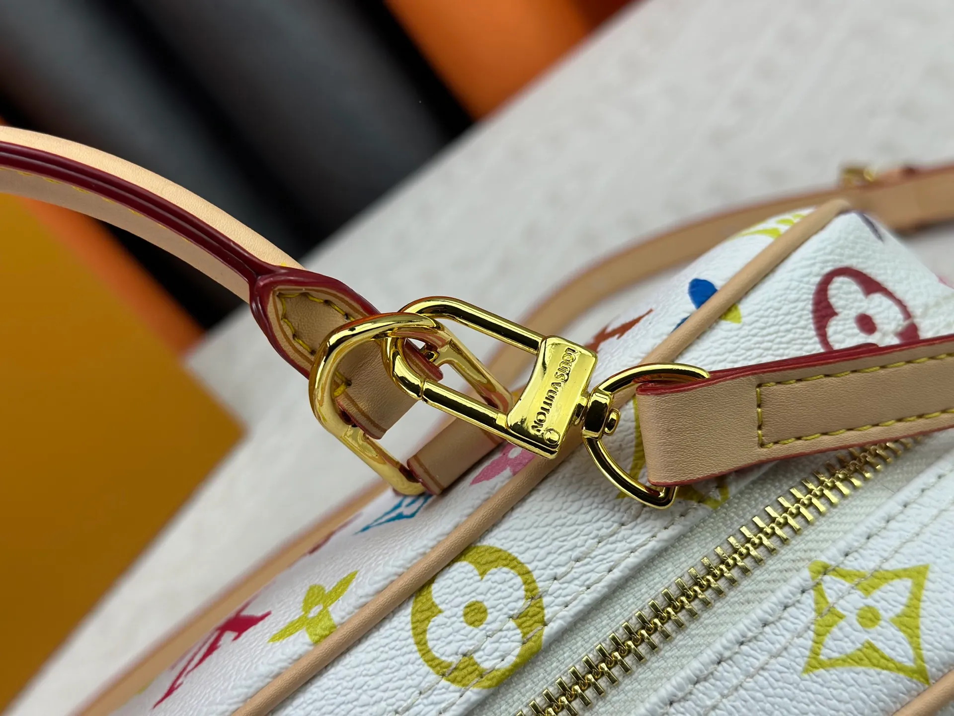 P280 Upgraded Original M13084 This Handbag East West handbag is from the Louis Vuitton x Takashi Murakami reissue series, using the artist's signature rainbow tones to trace the full-length Monogram pattern. Sleek horizontal construction lines the top handle, studded side straps, detachable and adjustable shoulder strap and LV x TM key holder, with cowhide leather details and sophisticated corners that nod to the brand's traditional luggage. Dimensions: 27.0 x 14.0 x 10.0 cm (length x height x width)