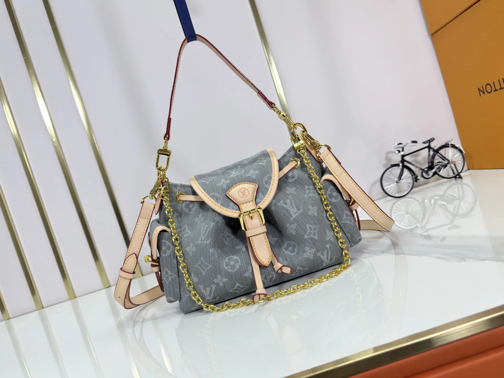 P280 Upgraded original M25085 This Odysée handbag is from the 2025 early autumn series, paying tribute to the brand heritage with a stylish everyday design. Dazzling buckles and detachable chains accentuate the Monogram canvas body, and the side pockets provide easy access to keys, lipstick and other small items. Dimensions: 27.0 x 17.0 x 12.0 cm (length x height x width)